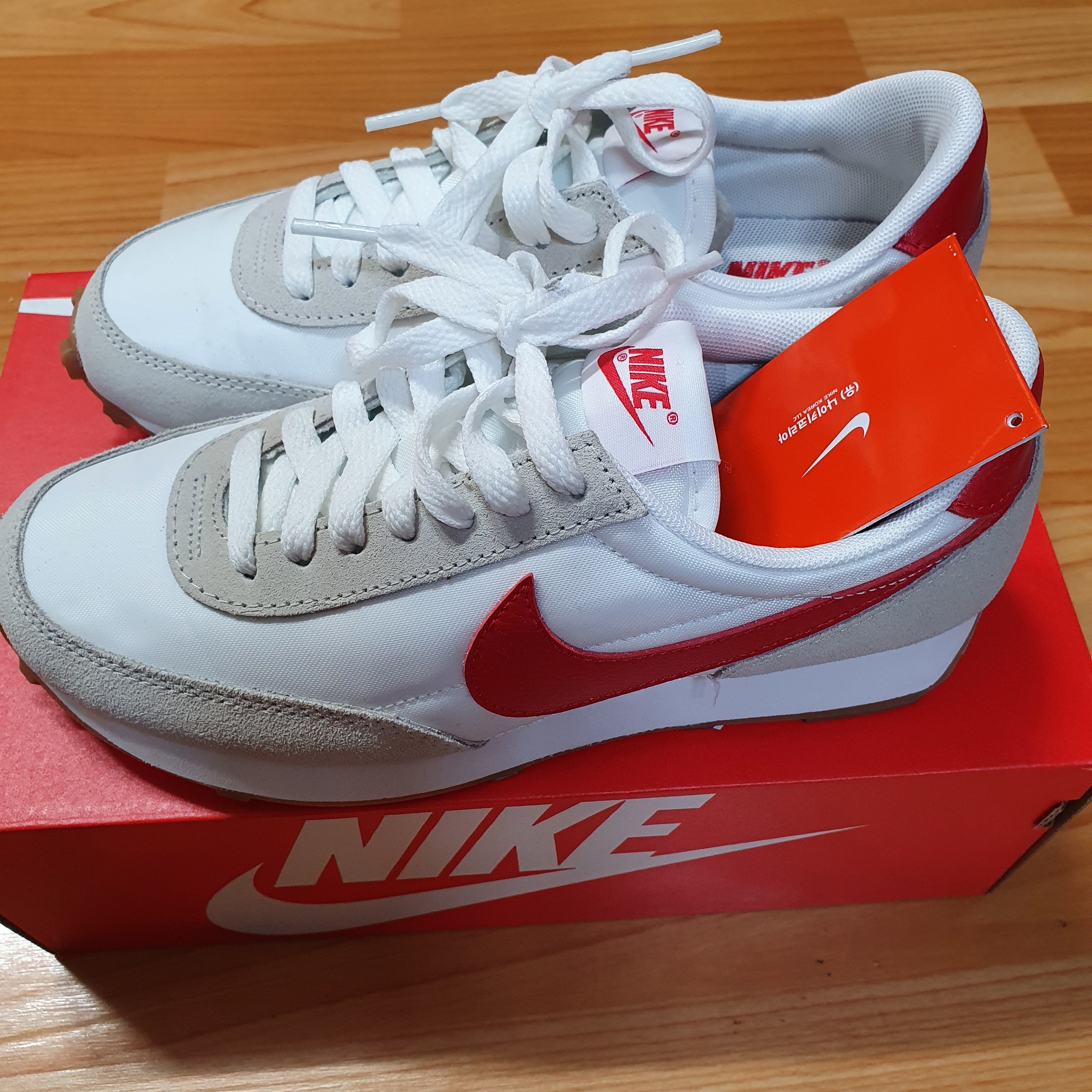 (W) Nike Daybreak Summit White University Red 착용 스타일