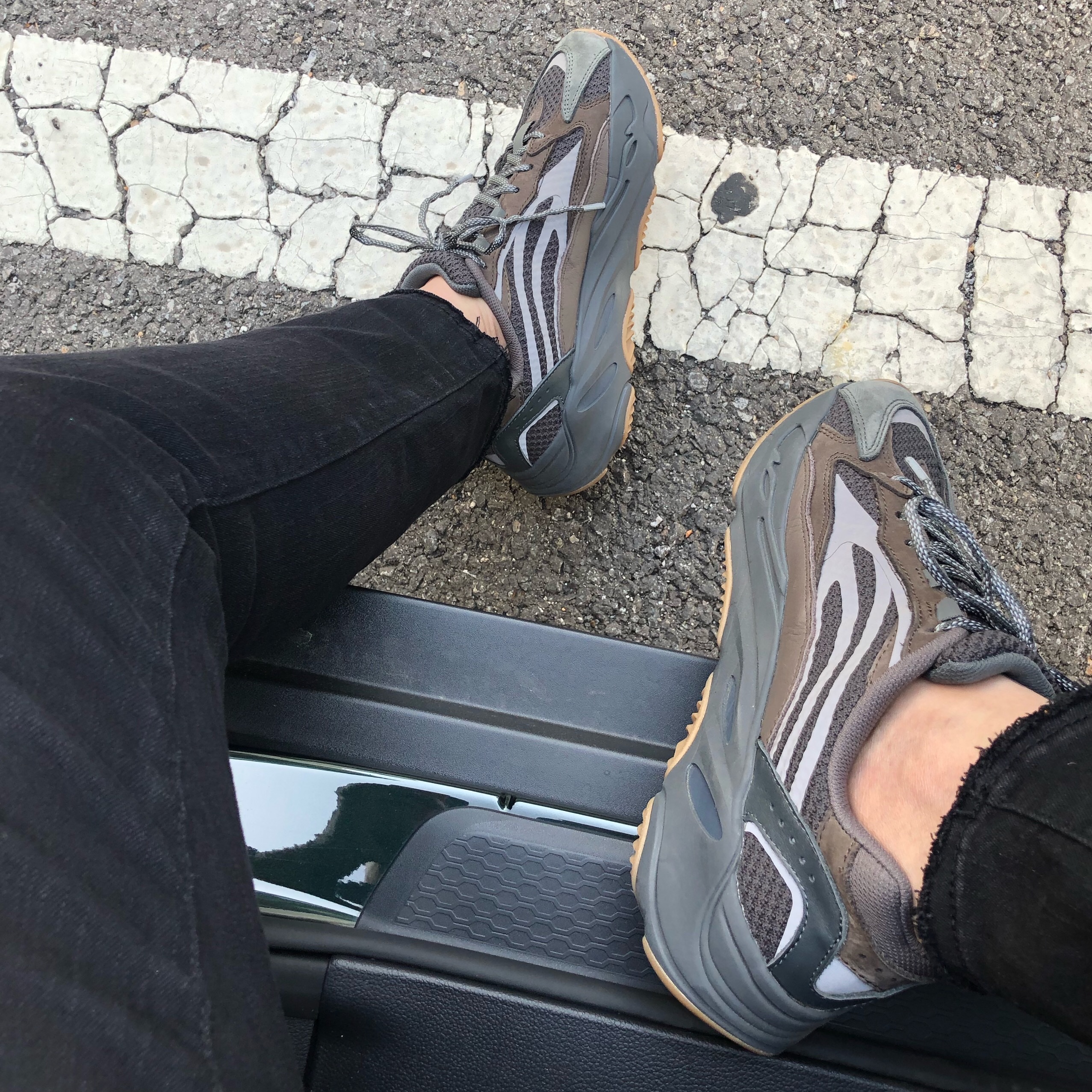 Adidas Yeezy Boost 700 V2 Vanta 2019, Adidas Yeezy Boost 700 V2 Geode 착용 스타일 - 2