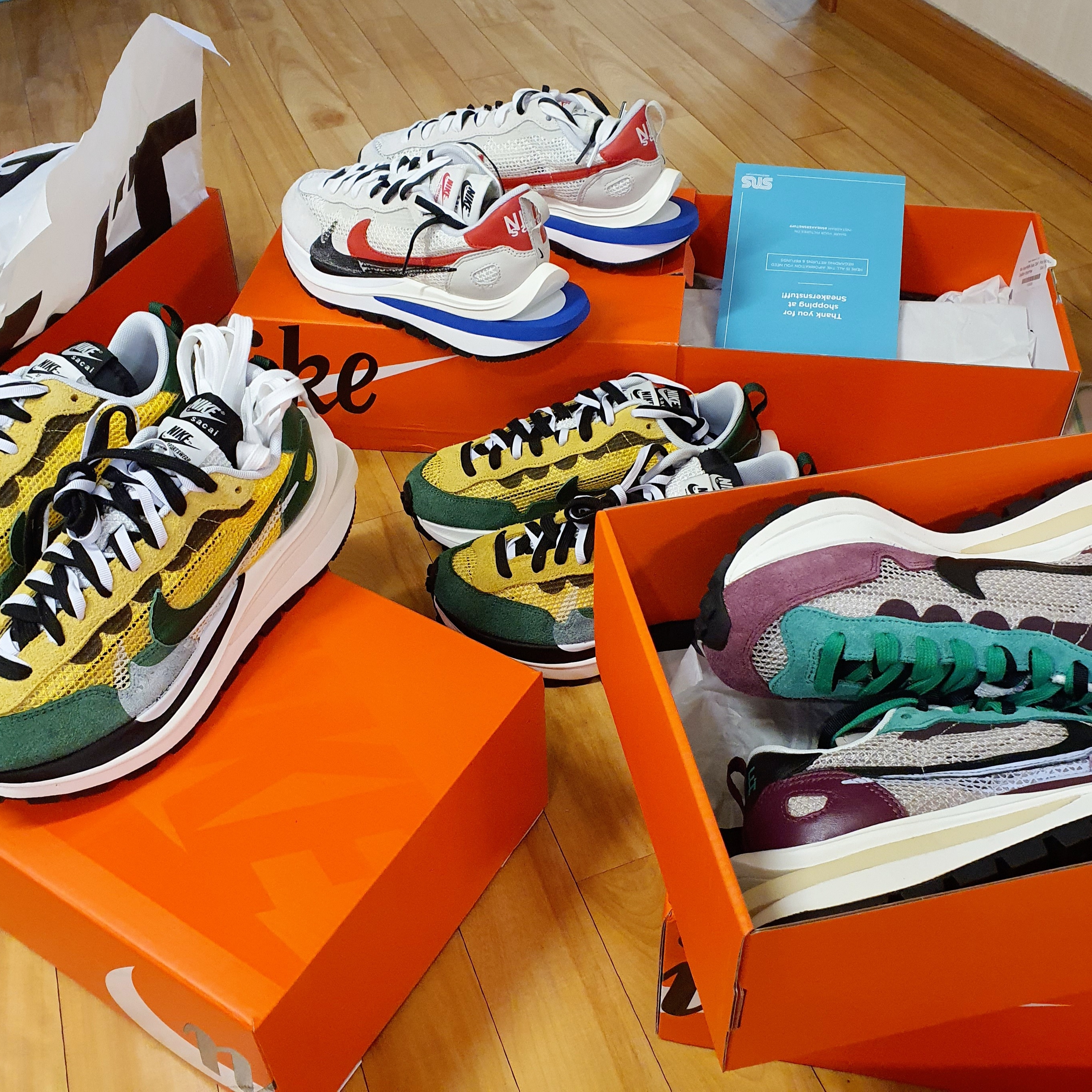 Nike x Sacai VaporWaffle Tour Yellow & Gorge Green Sail, Nike x Sacai VaporWaffle String & Black Villain Red 착용 스타일