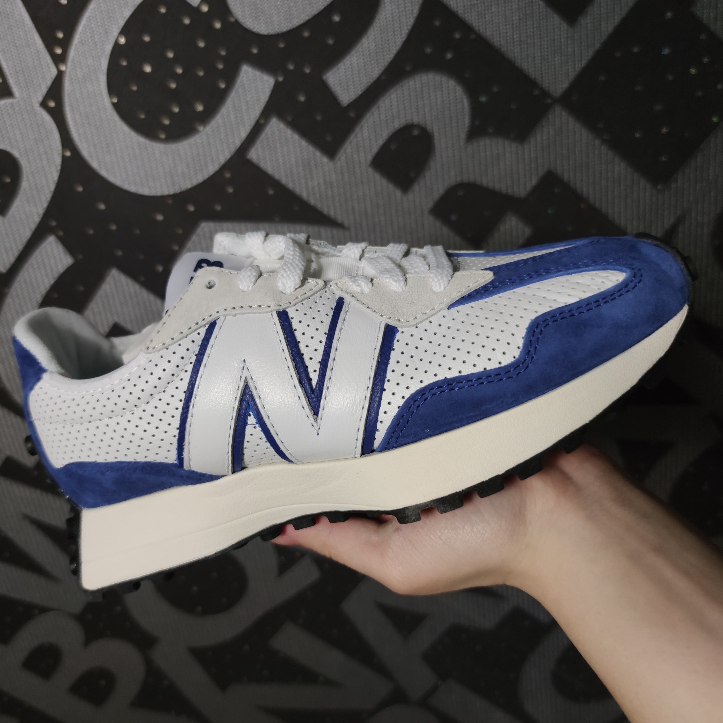 New Balance 327 Primary Pack Blue, New Balance 327 Primary Pack Red 착용 스타일 - 4