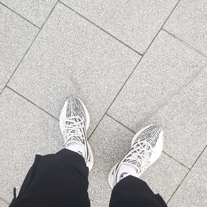 Adidas Yeezy Boost 350 V2 Zebra 2017/2019/2020, Adidas Yeezy Boost 350 V2 Black Red 2020 착용 스타일 - 1
