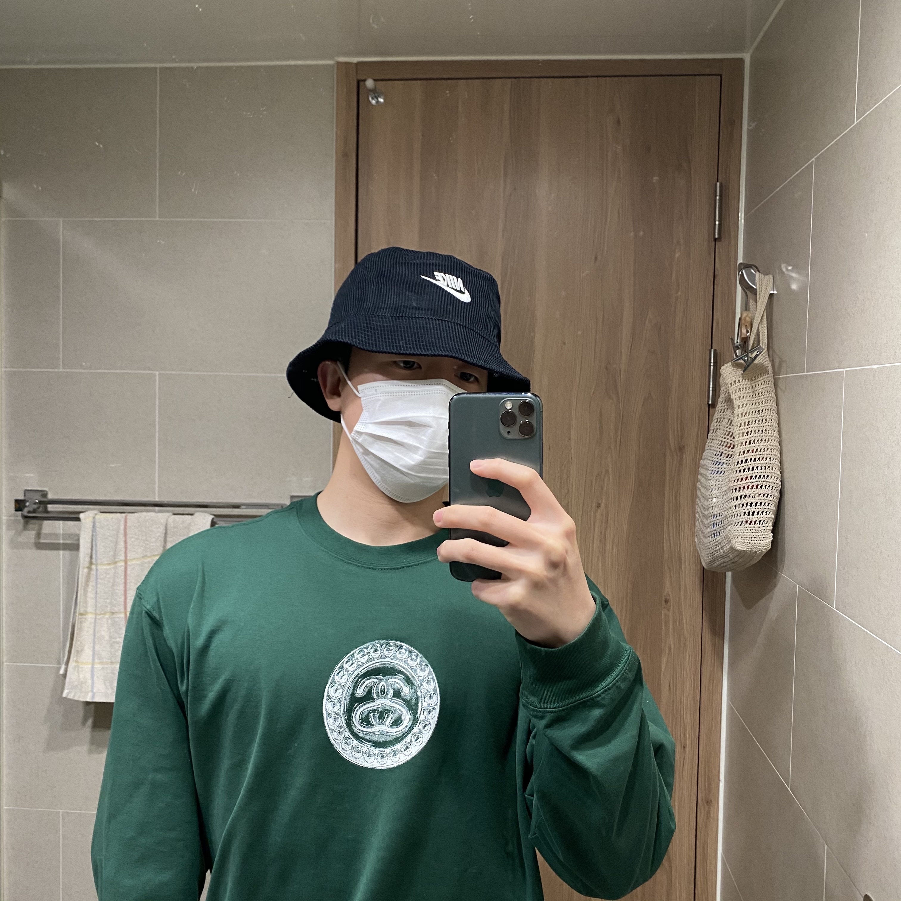 Nike Futura Corduroy Bucket Black, Nike x Stussy Big Swoosh LS T-Shirt Green - Asia 착용 스타일