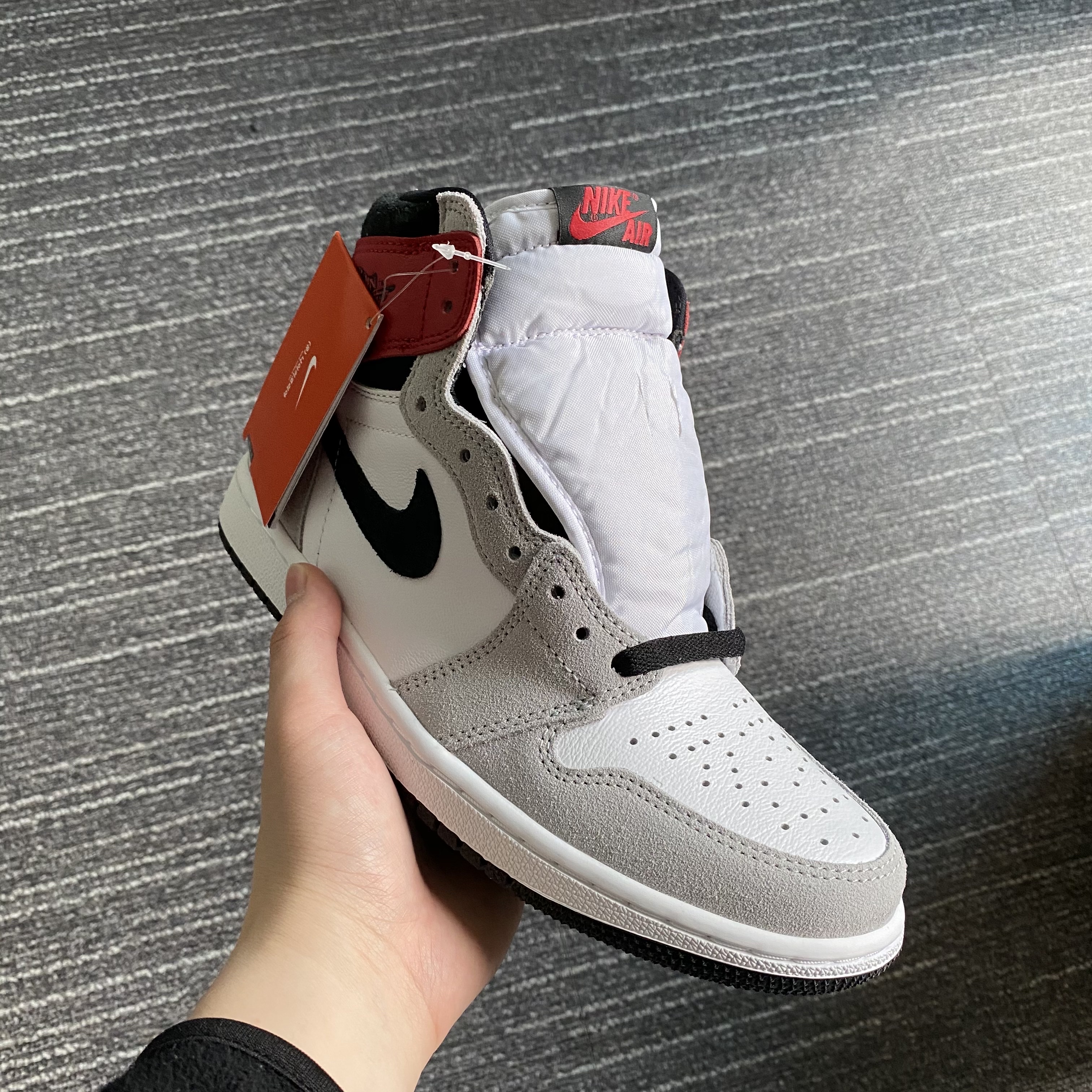 Jordan 1 Retro High OG Light Smoke Grey 착용 스타일 - 3
