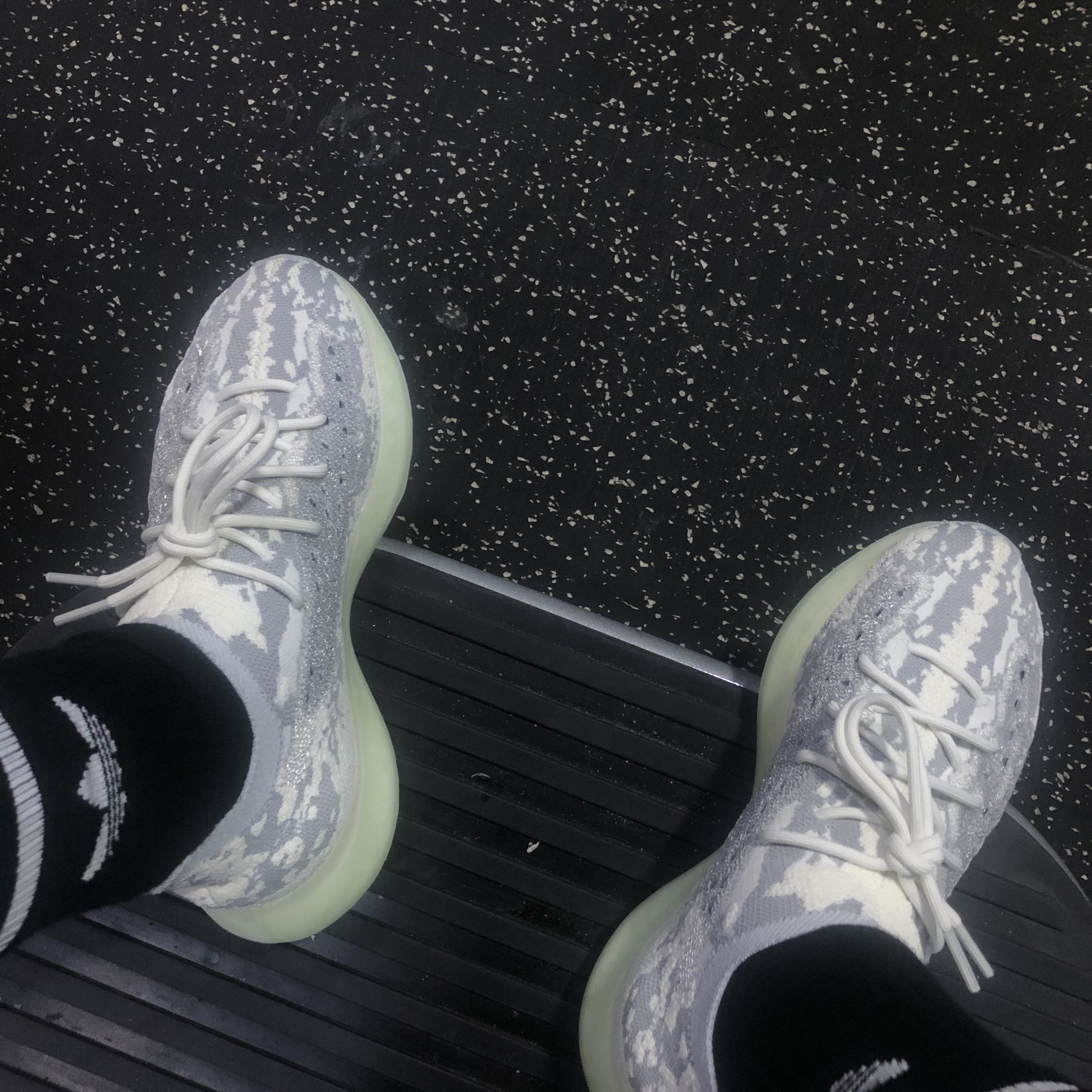 Adidas Yeezy Boost 380 Alien, Adidas Yeezy Boost 380 Mist - Non-Reflective 착용 스타일 - 1