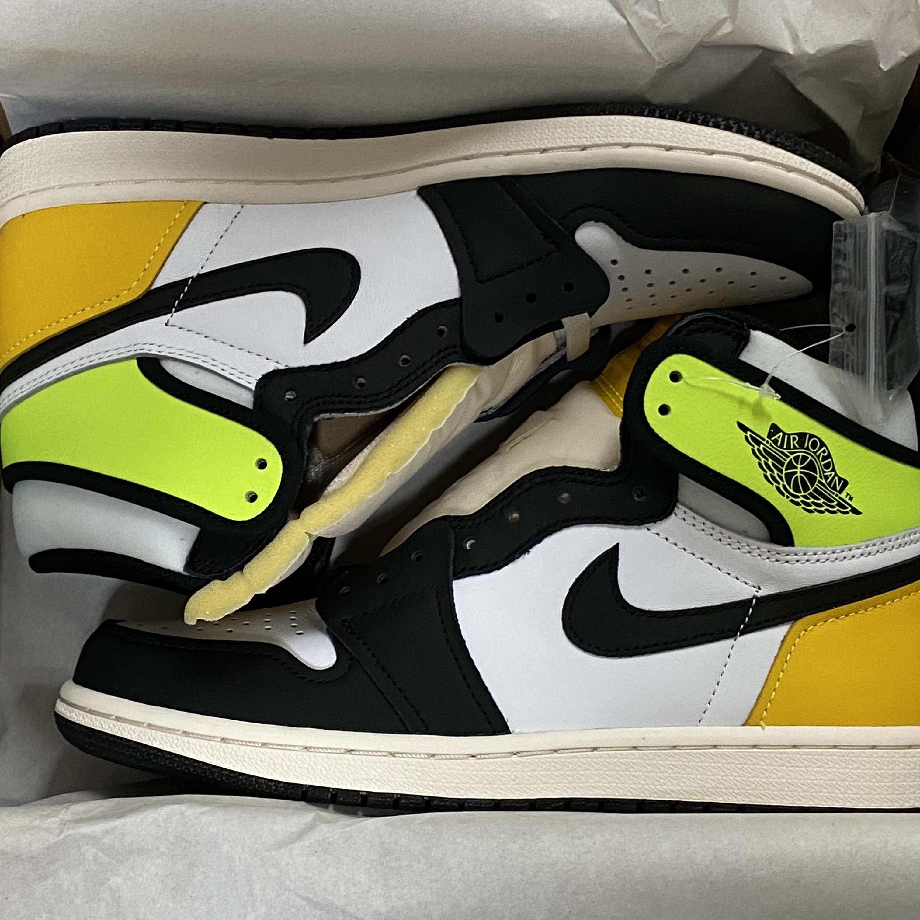Jordan 1 Retro High OG Volt Gold 착용 스타일 - 1