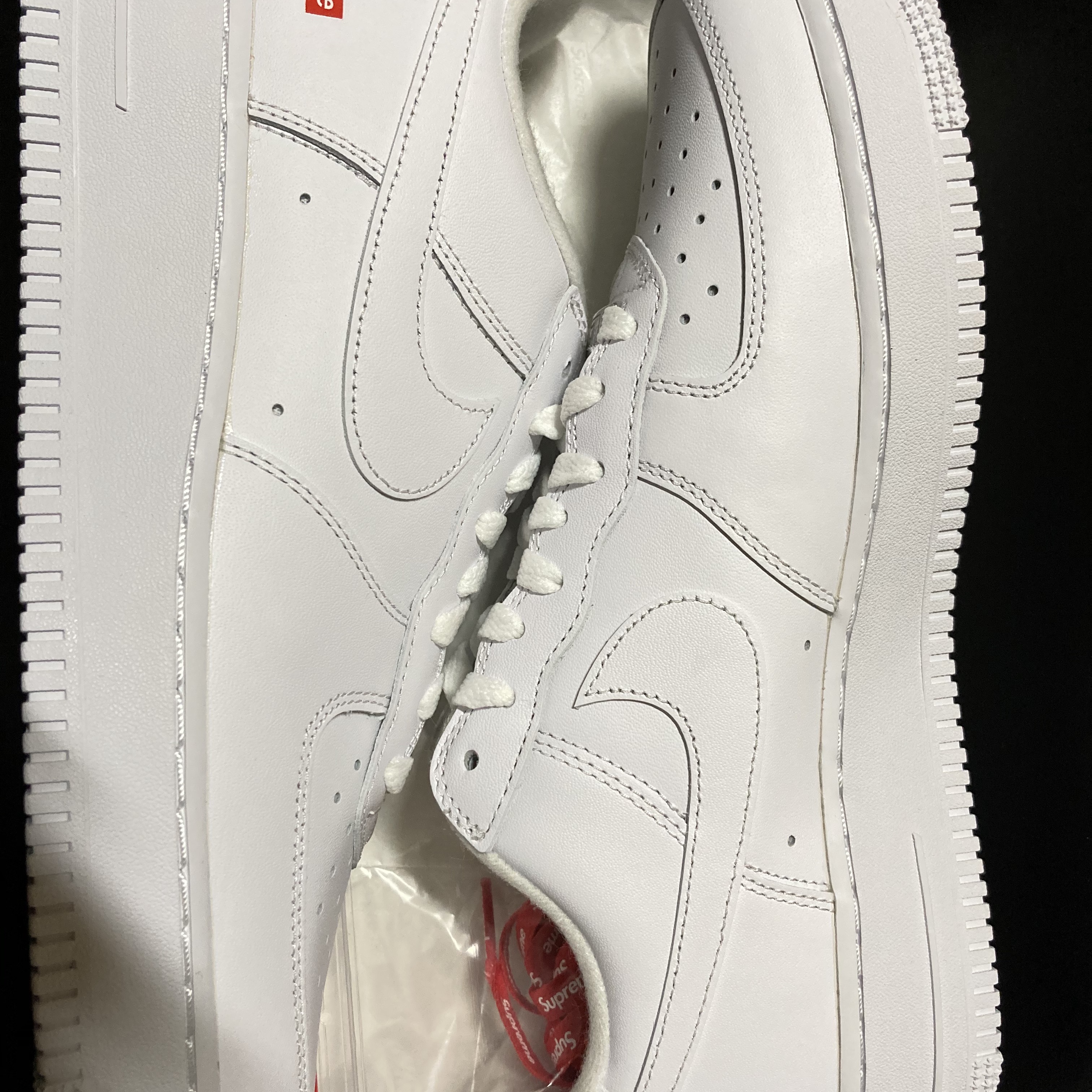 Nike x Supreme Air Force 1 Low White 착용 스타일