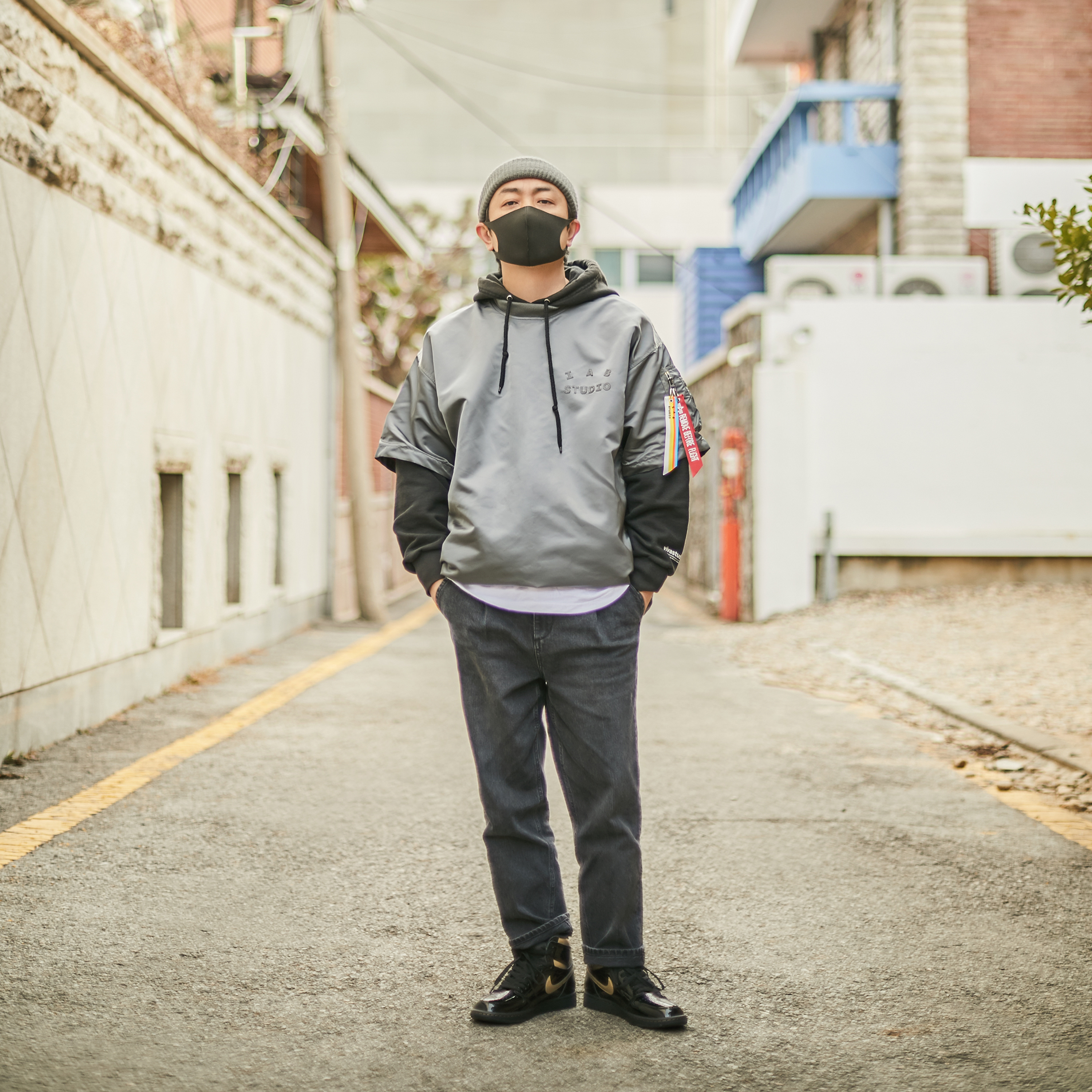 Jordan 1 Retro High OG Metallic Gold, IAB Studio x Alpha Industries MA-1 Jersey T-Shirt Gunmetal 착용 스타일