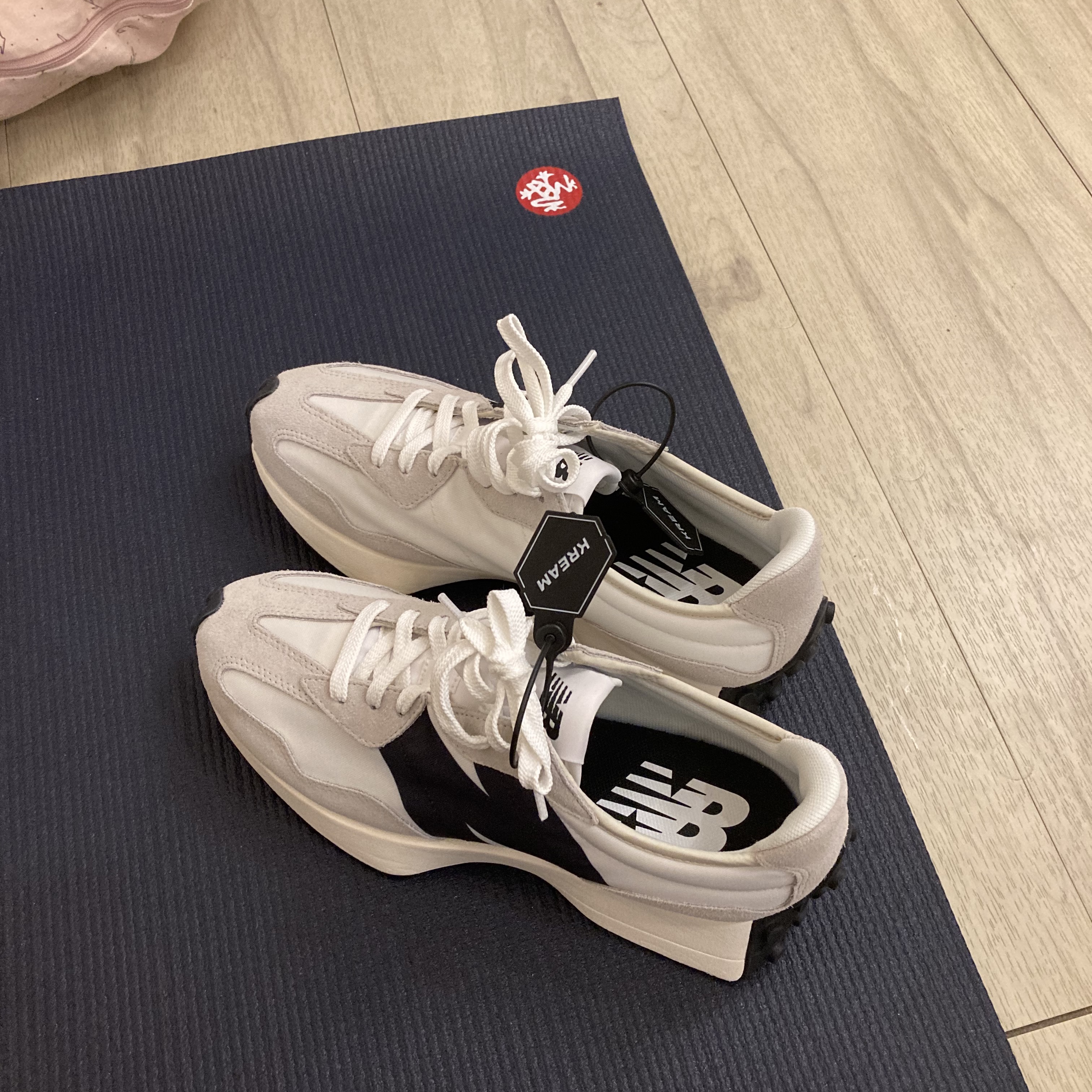 New Balance 327 White Black 착용 스타일