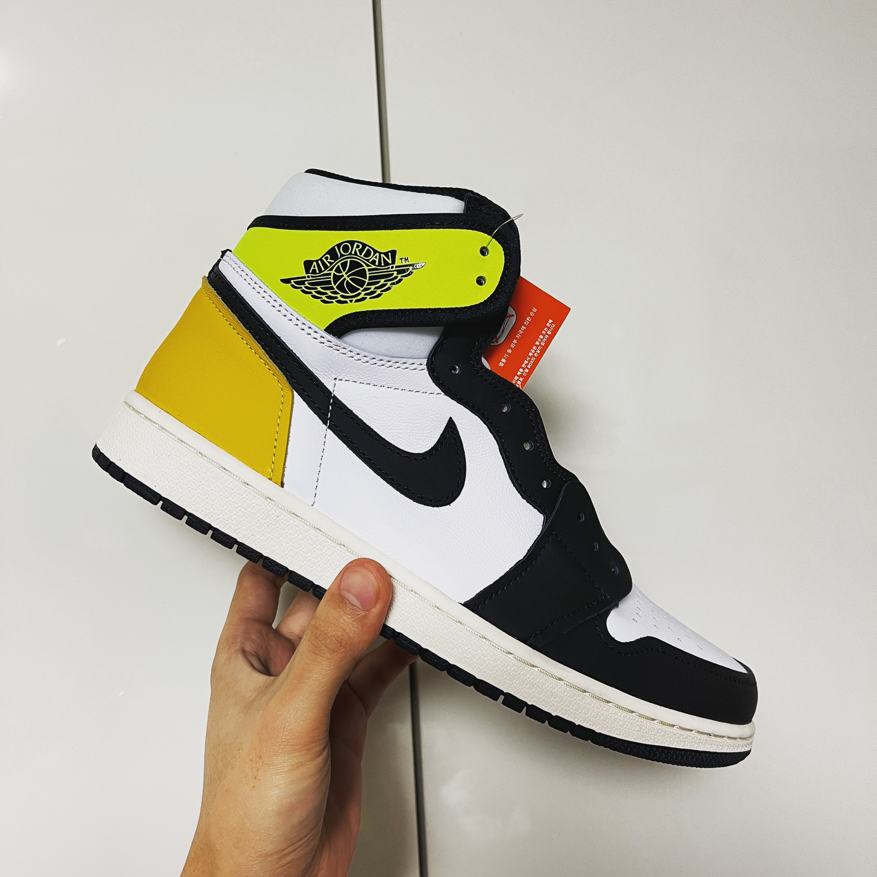 Jordan 1 Retro High OG Volt Gold 착용 스타일