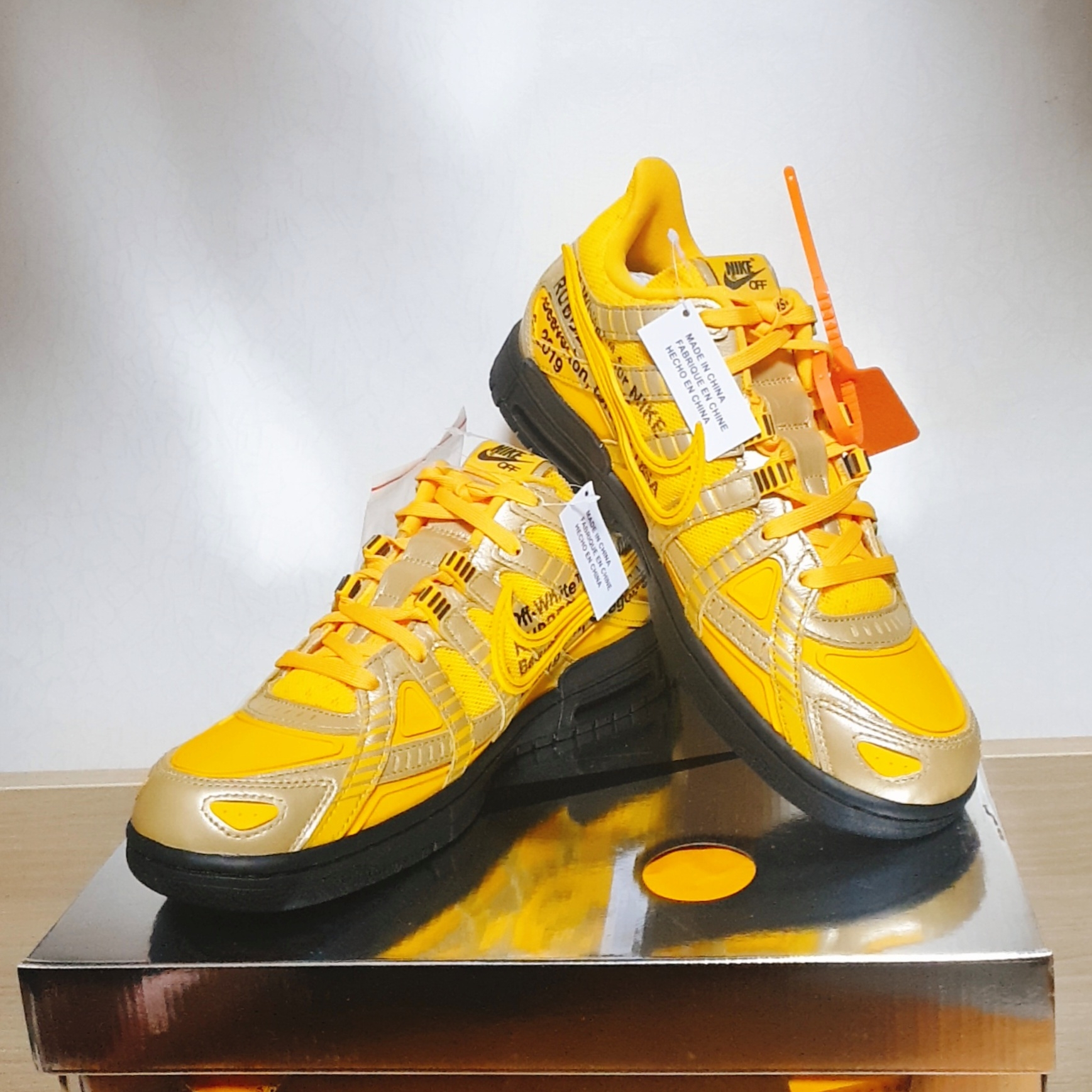Nike x Off-White Air Rubber Dunk University Gold 착용 스타일