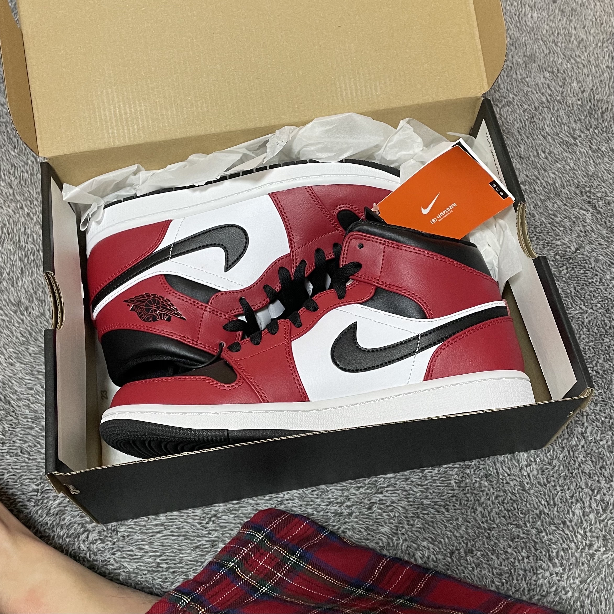 Jordan 1 Mid Chicago Black Toe 착용 스타일 - 3