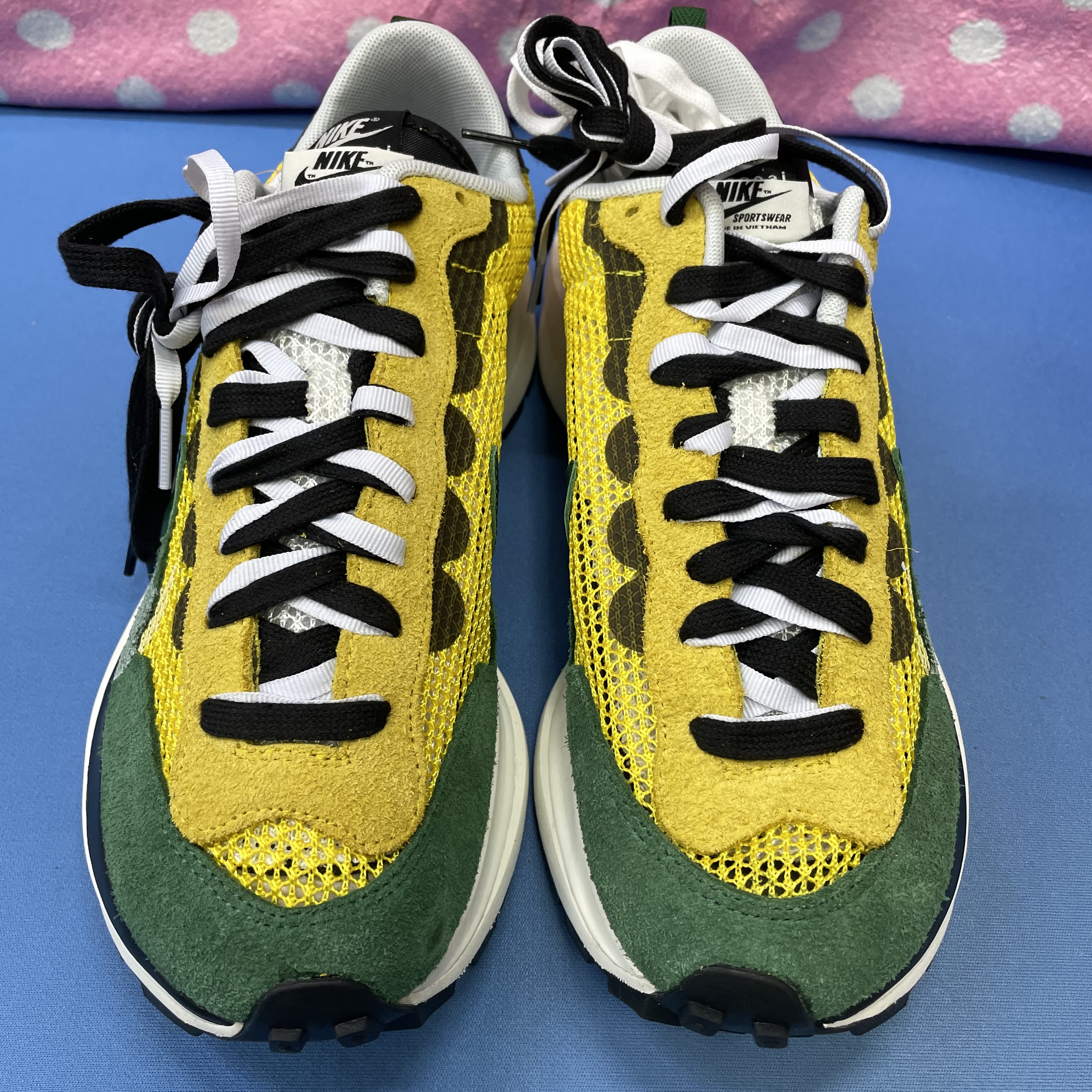 Nike x Sacai VaporWaffle Tour Yellow & Gorge Green Sail 착용 스타일