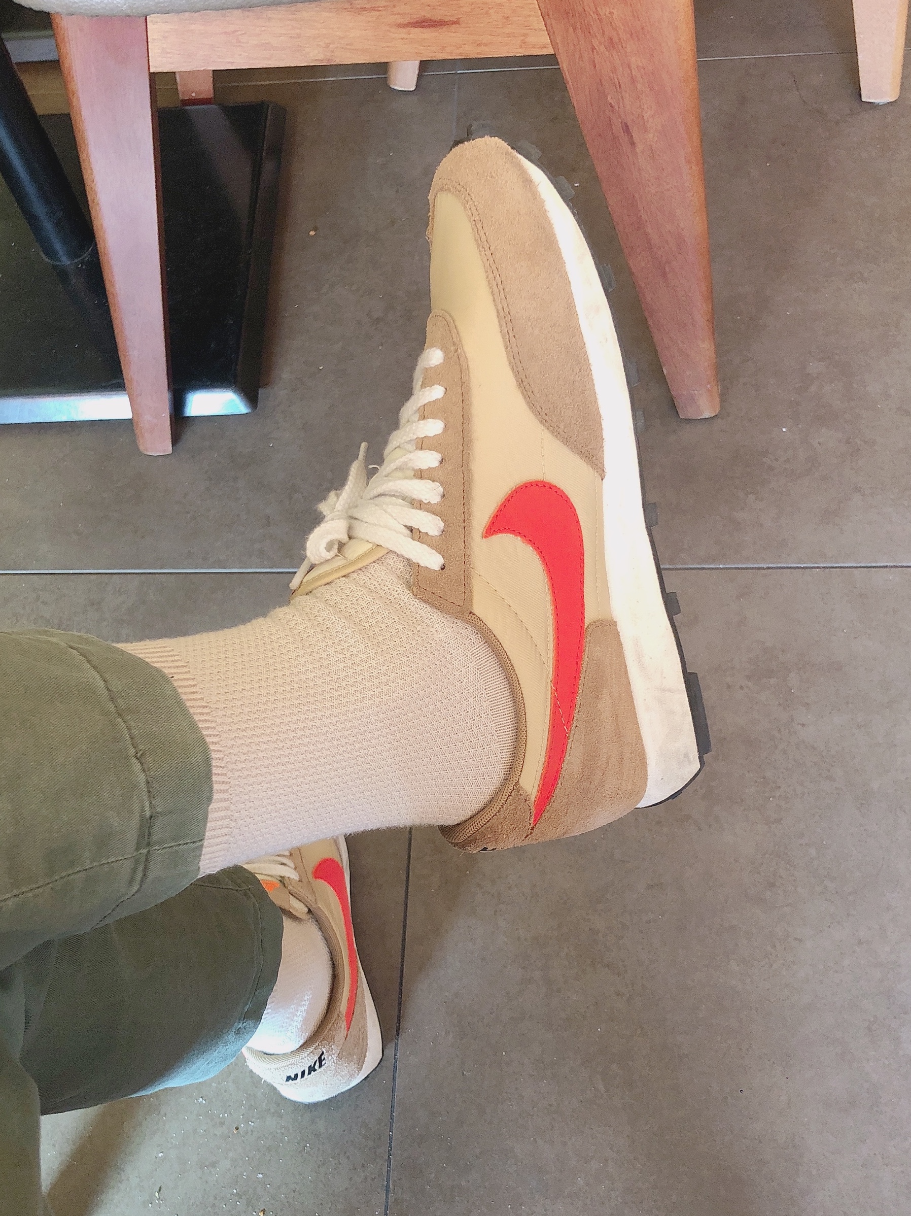 Nike Daybreak SP Vegas Gold College Orange 착용 스타일
