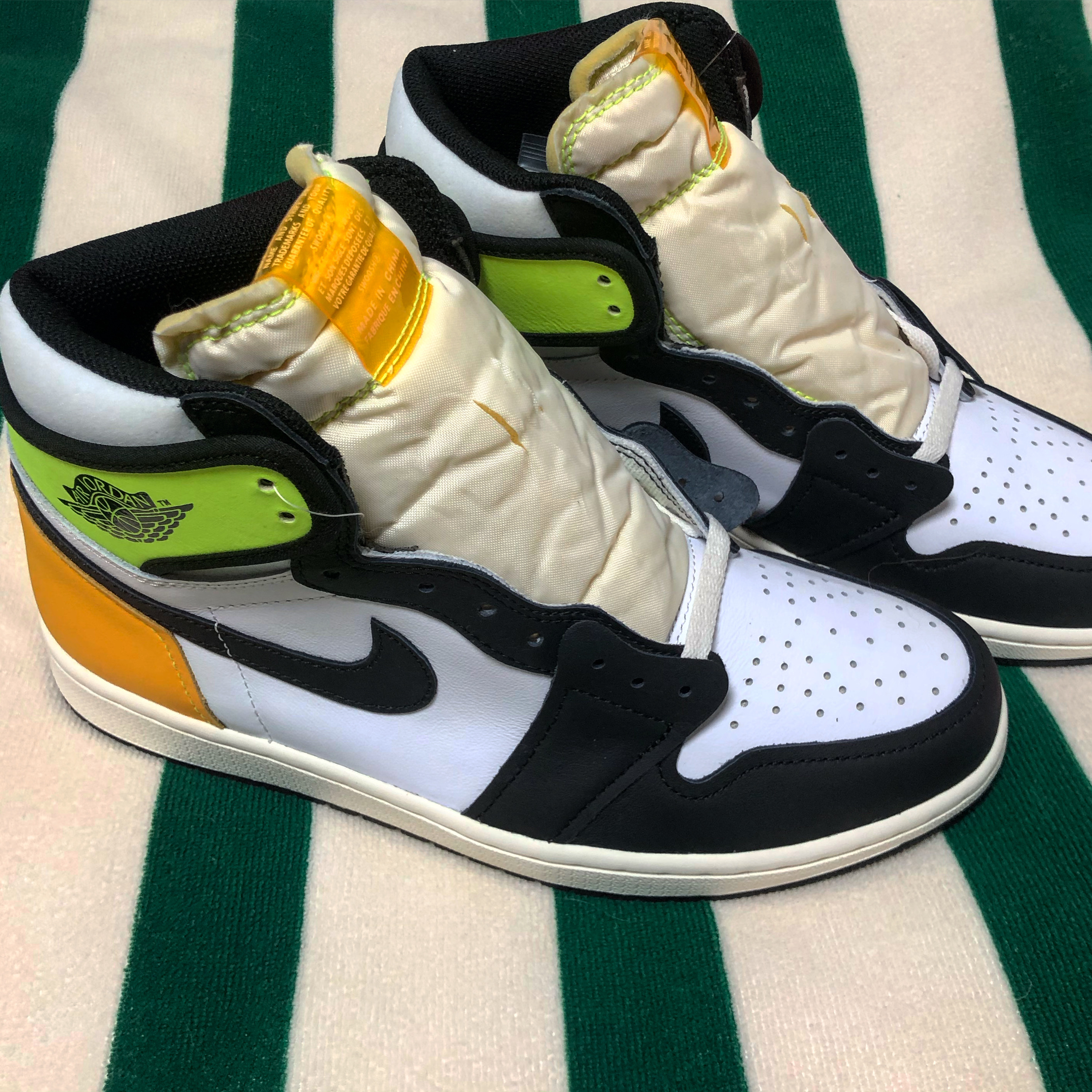 Jordan 1 Retro High OG Volt Gold 착용 스타일