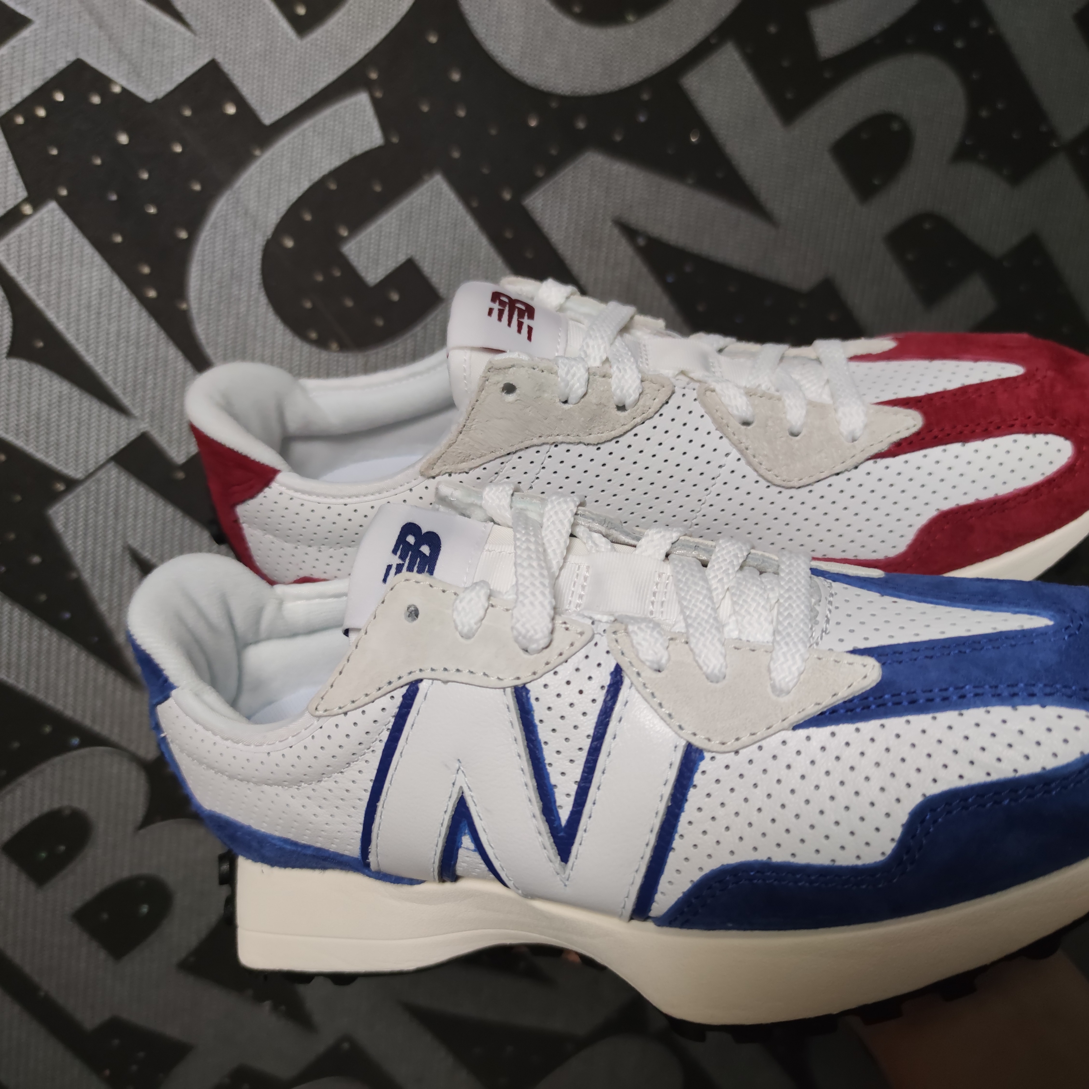 New Balance 327 Primary Pack Blue, New Balance 327 Primary Pack Red 착용 스타일 - 2
