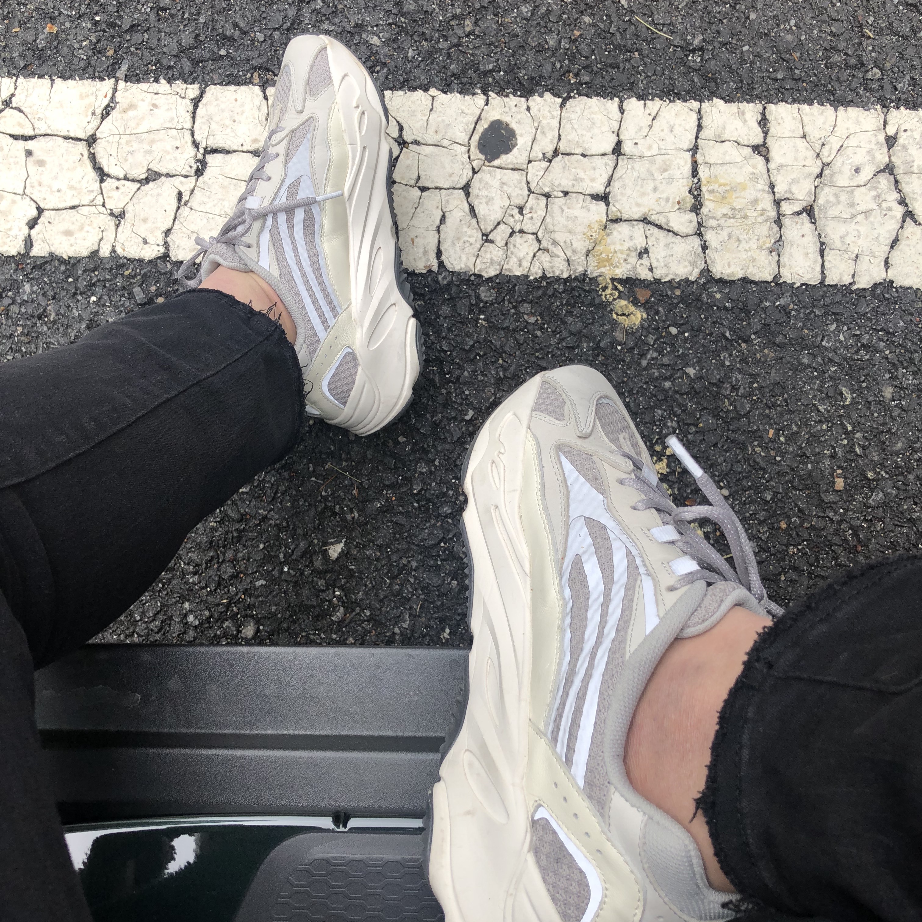 Adidas Yeezy Boost 700 V2 Vanta 2019, Adidas Yeezy Boost 700 V2 Geode 착용 스타일 - 5
