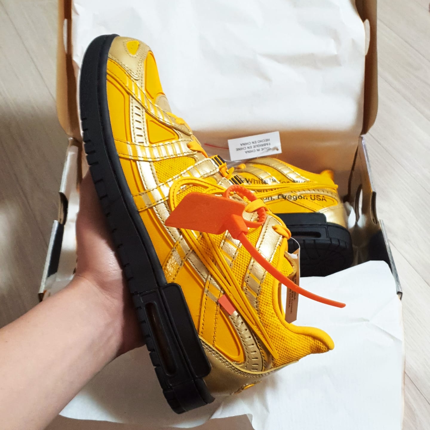 Nike x Off-White Air Rubber Dunk University Gold 착용 스타일