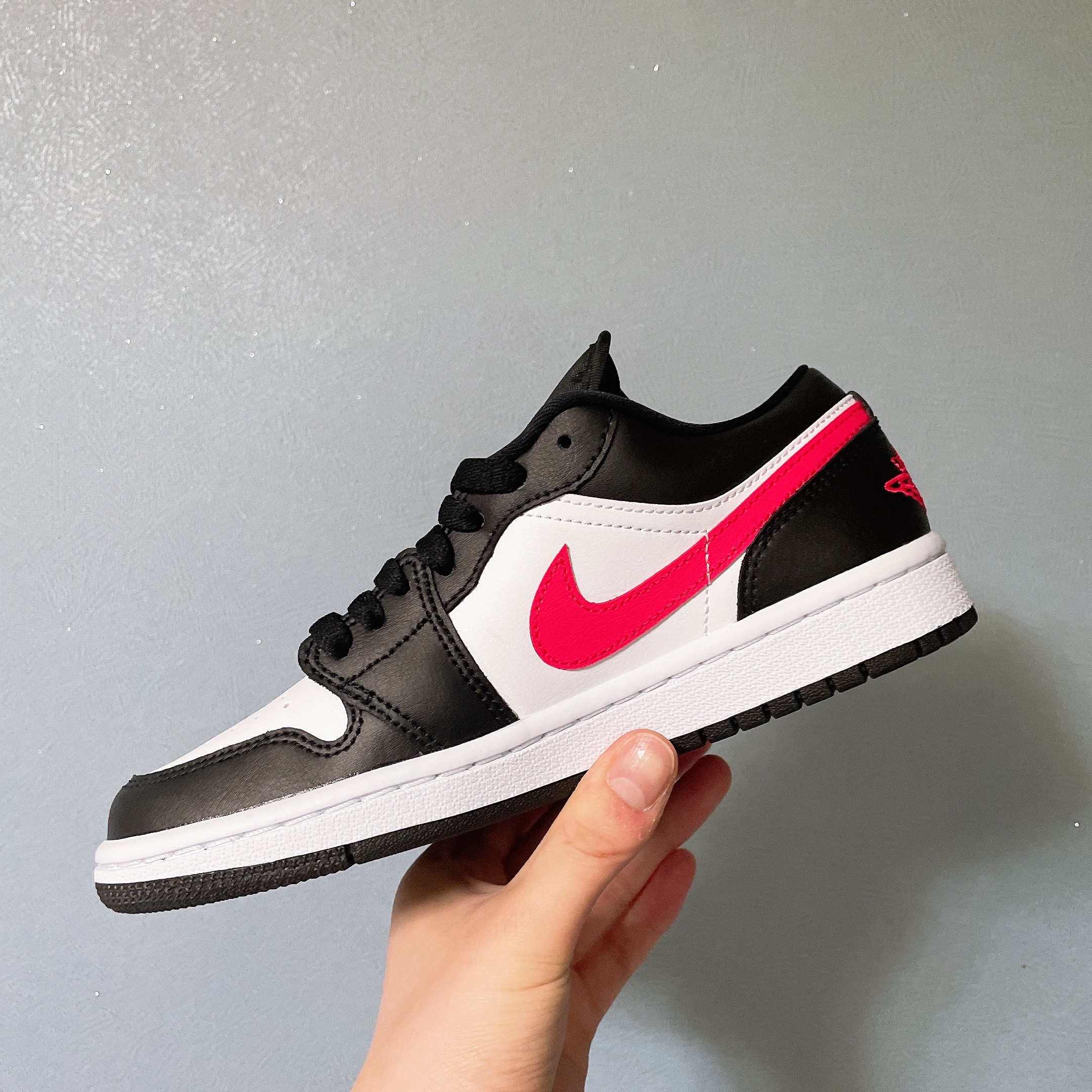 (W) Jordan 1 Low Black Siren Red 착용 스타일 - 1