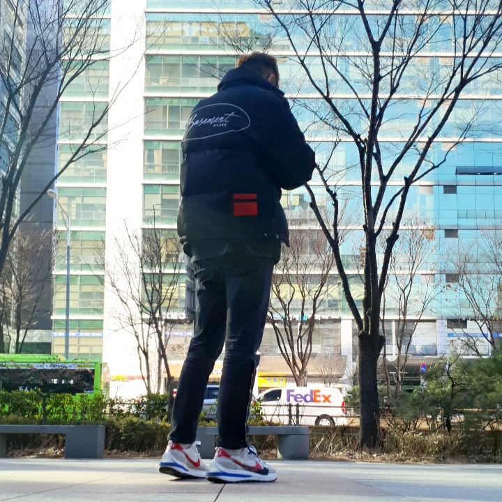 Nike x Sacai VaporWaffle Royal Fuchsia 착용 스타일