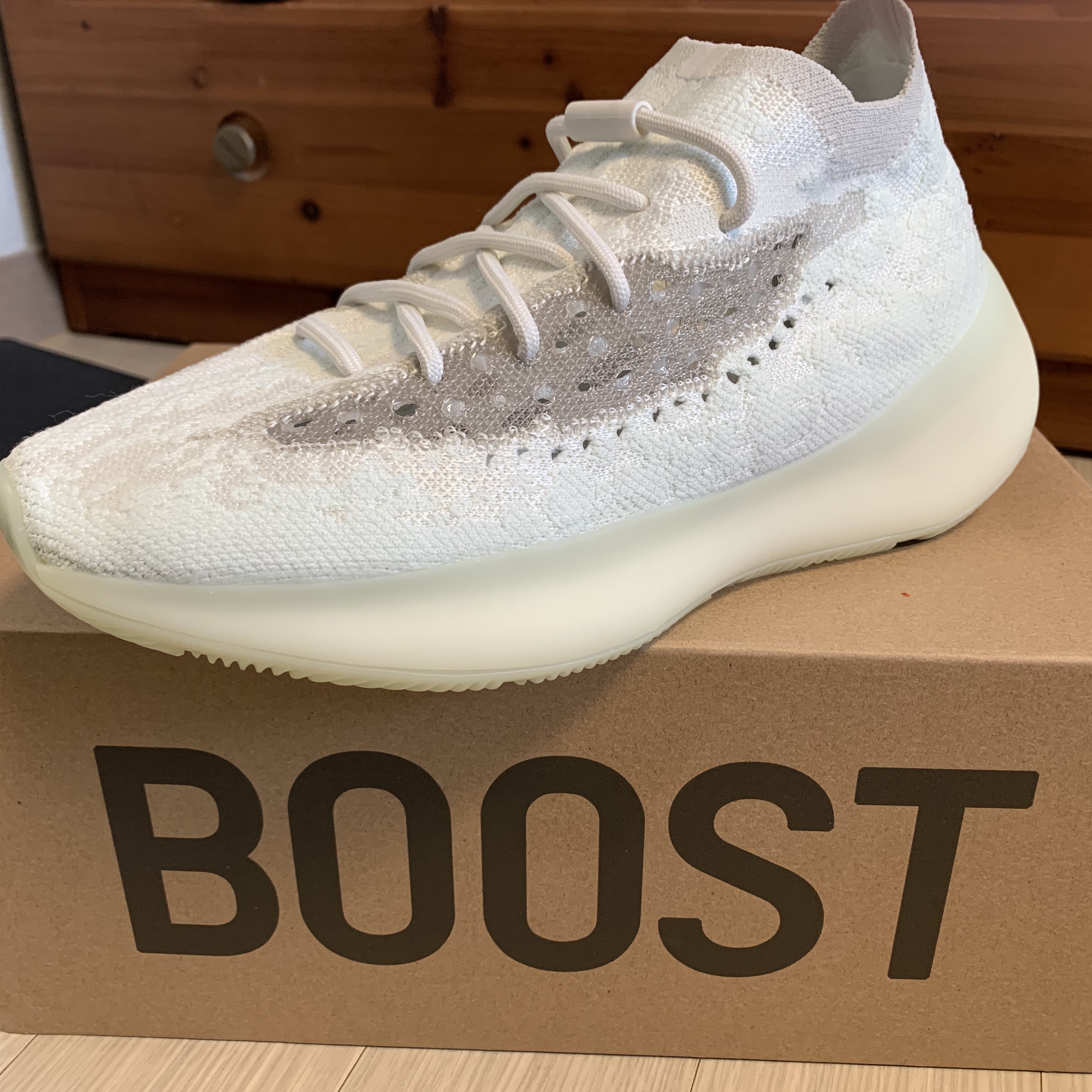 Adidas Yeezy Boost 380 Calcite Glow 착용 스타일