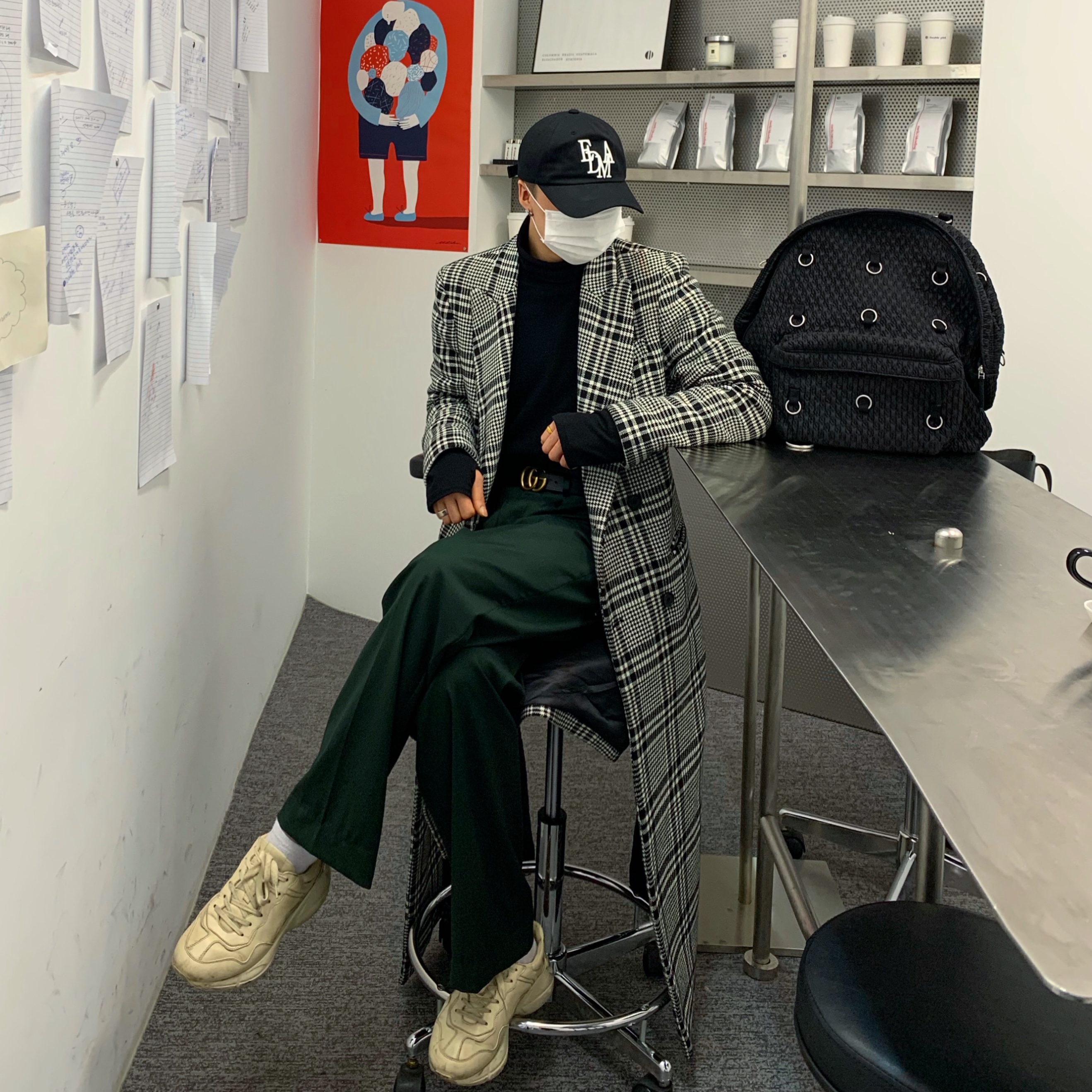 Gucci Rhyton Leather Sneakers Distressed Ivory 착용 스타일