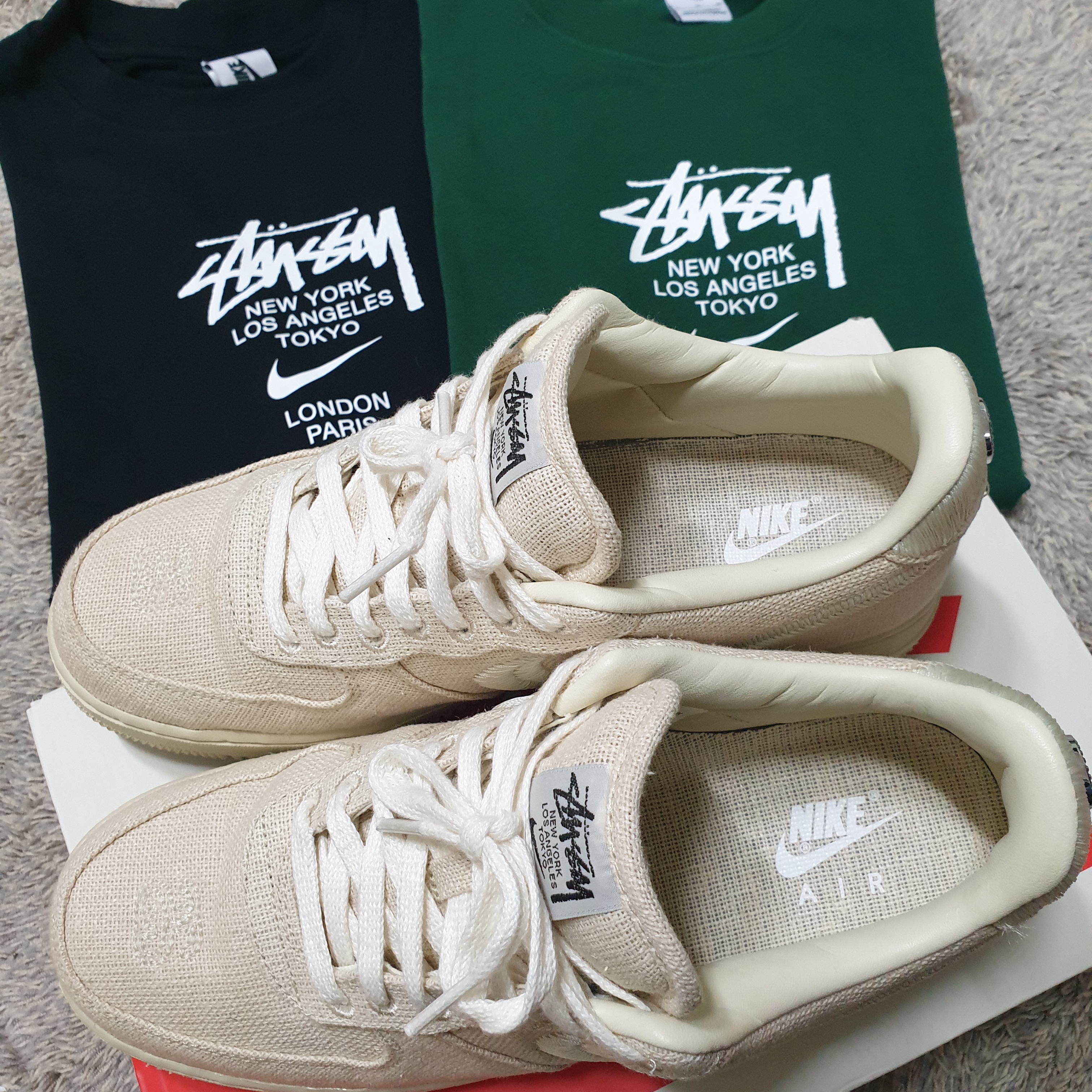 Nike x Stussy Air Force 1 Low Fossil, Nike x Stussy WT T-Shirt Green - Asia 착용 스타일