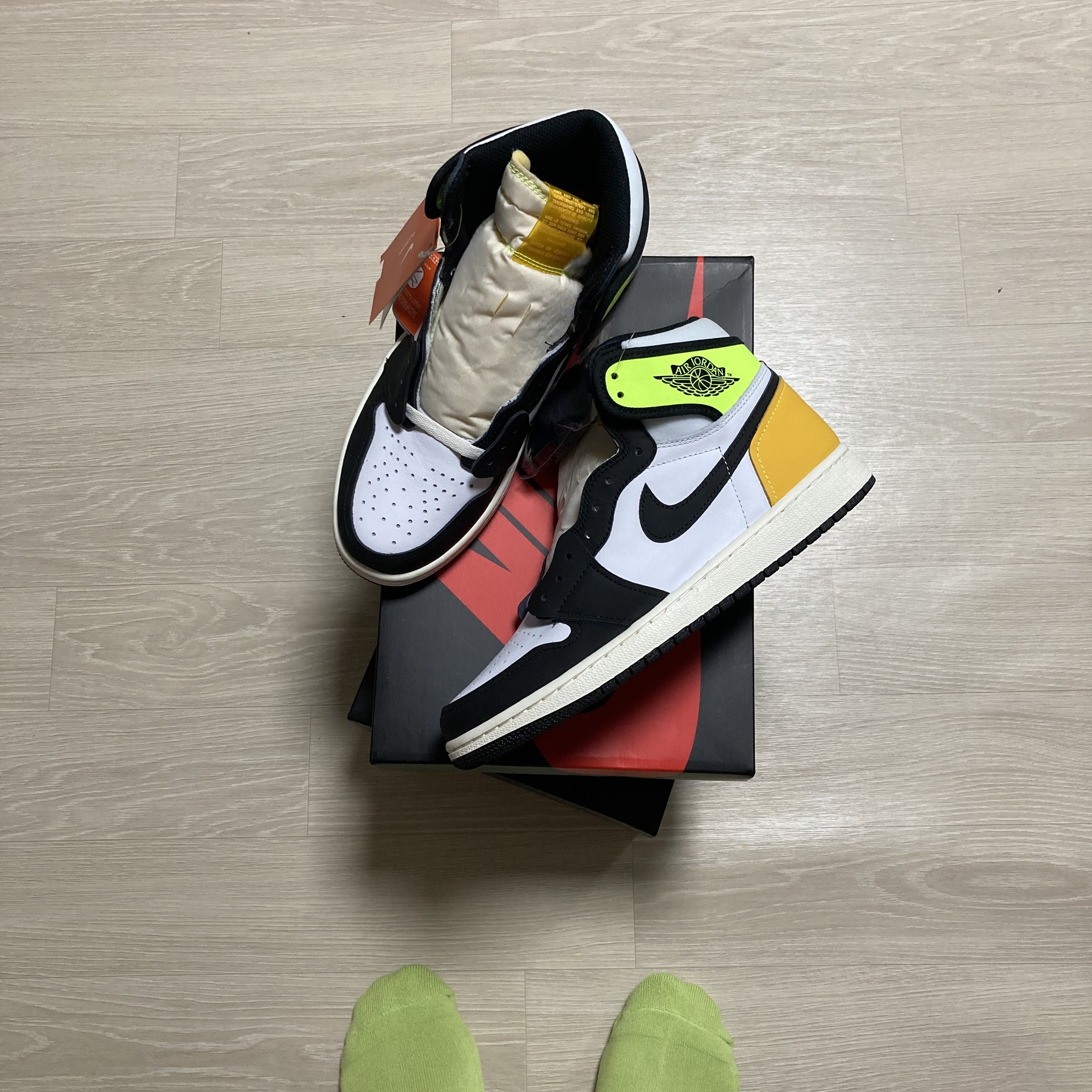 Jordan 1 Retro High OG Volt Gold 착용 스타일