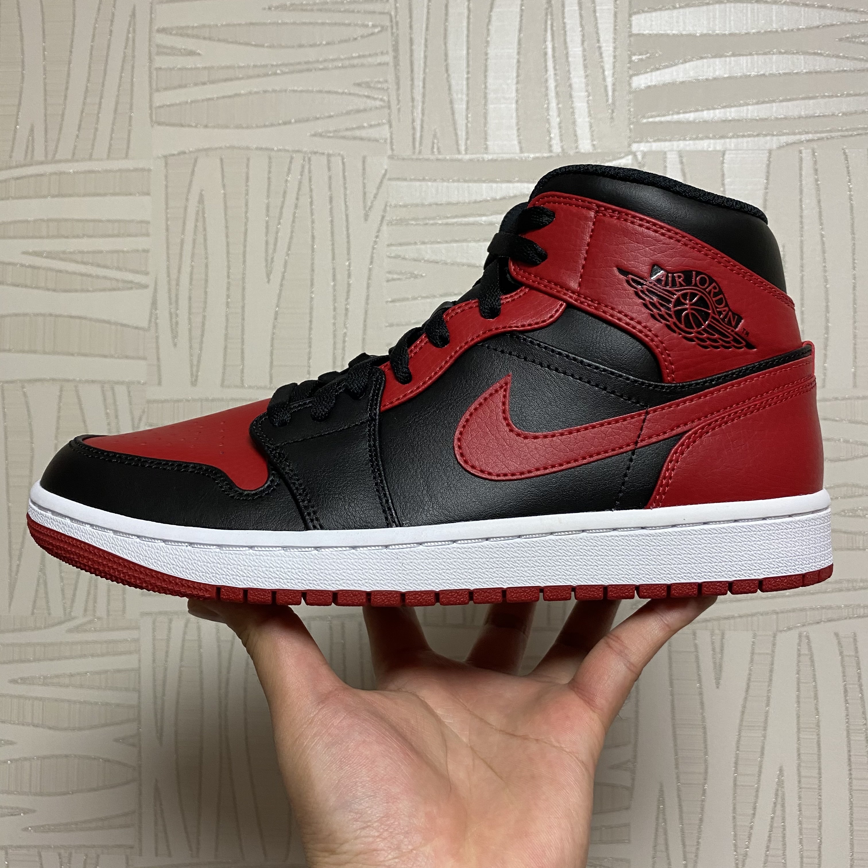 Jordan 1 Mid Bred Banned 2020 착용 스타일 - 1