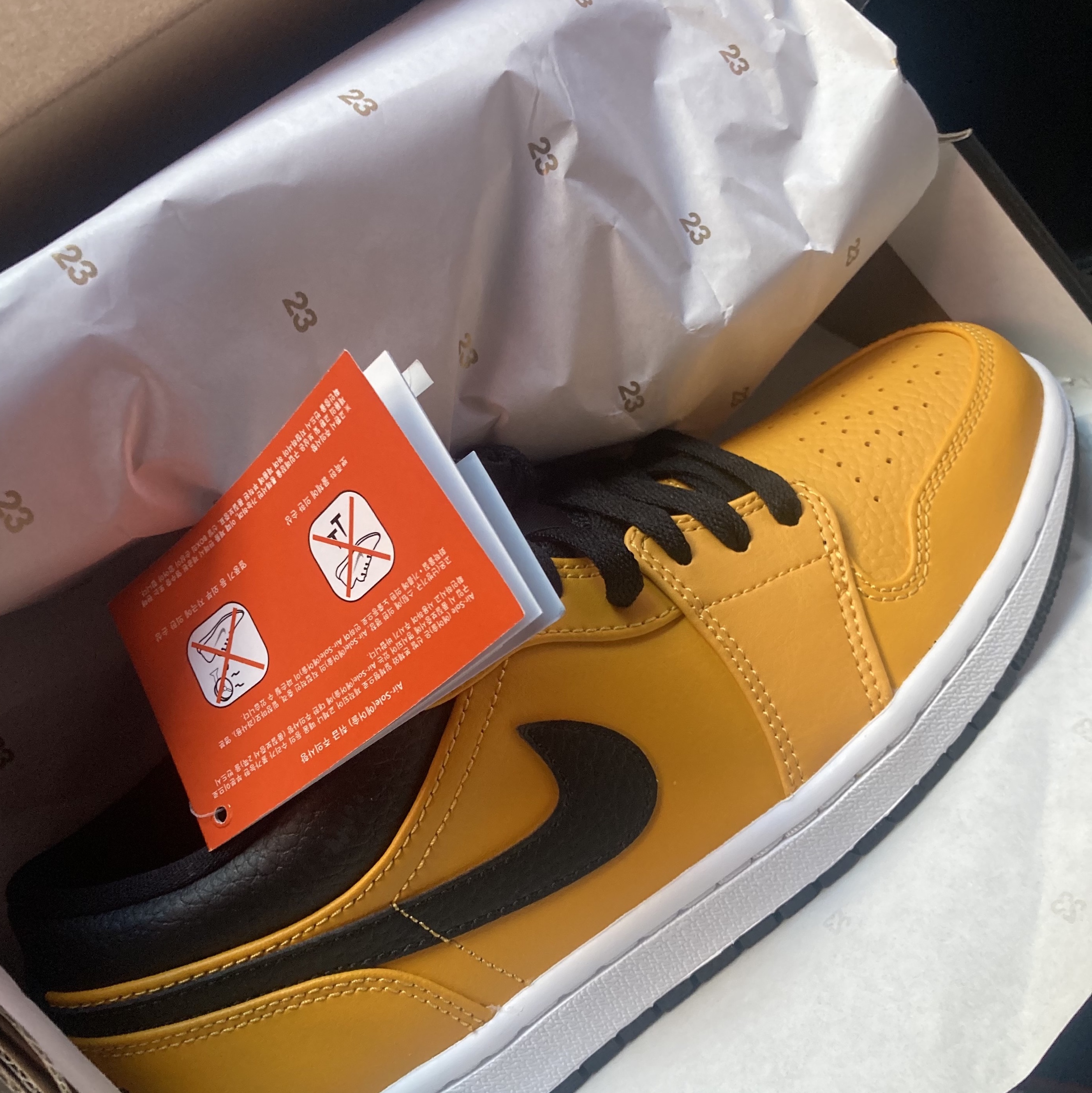Jordan 1 Low University Gold Black 착용 스타일 - 4