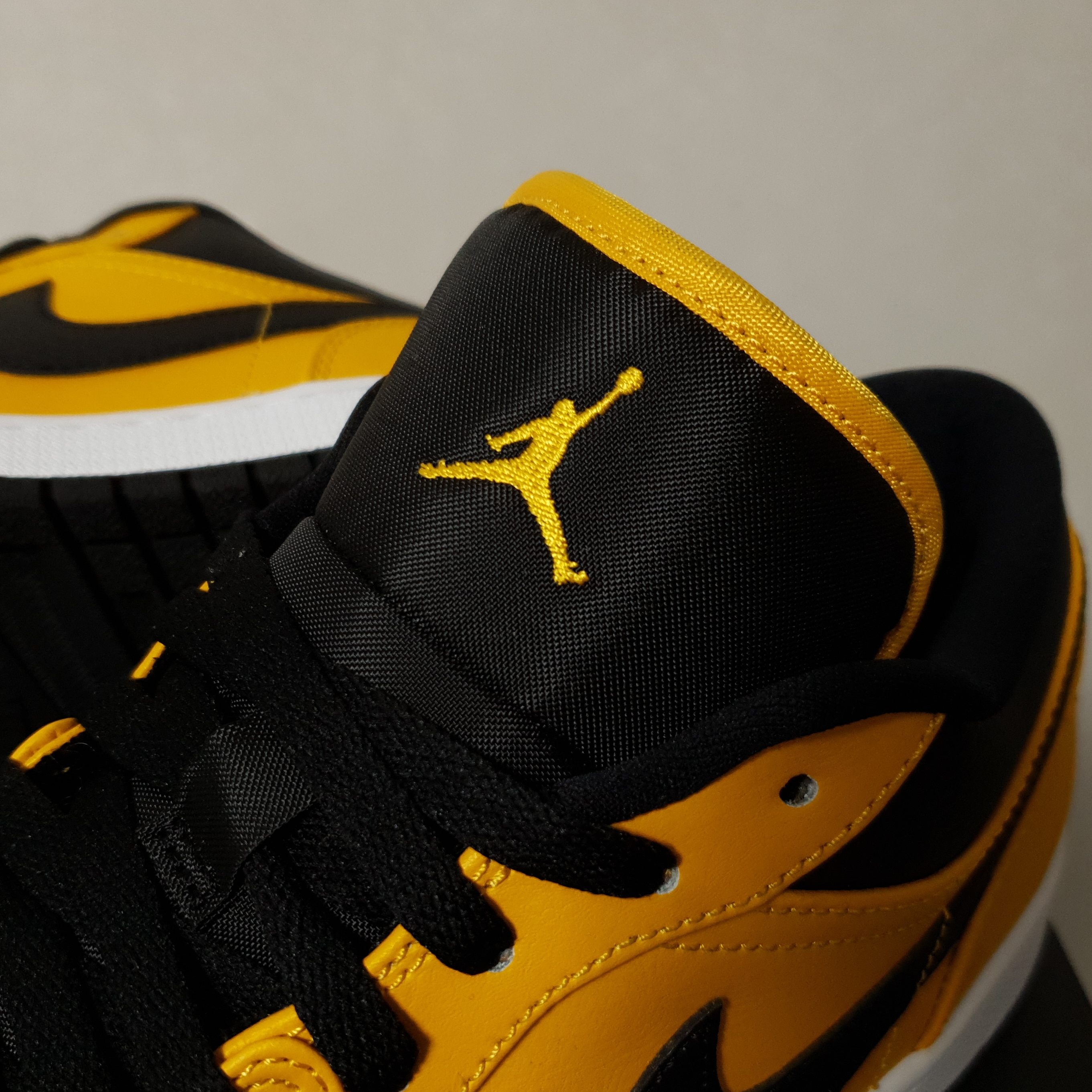Jordan 1 Low University Gold Black 착용 스타일 - 2