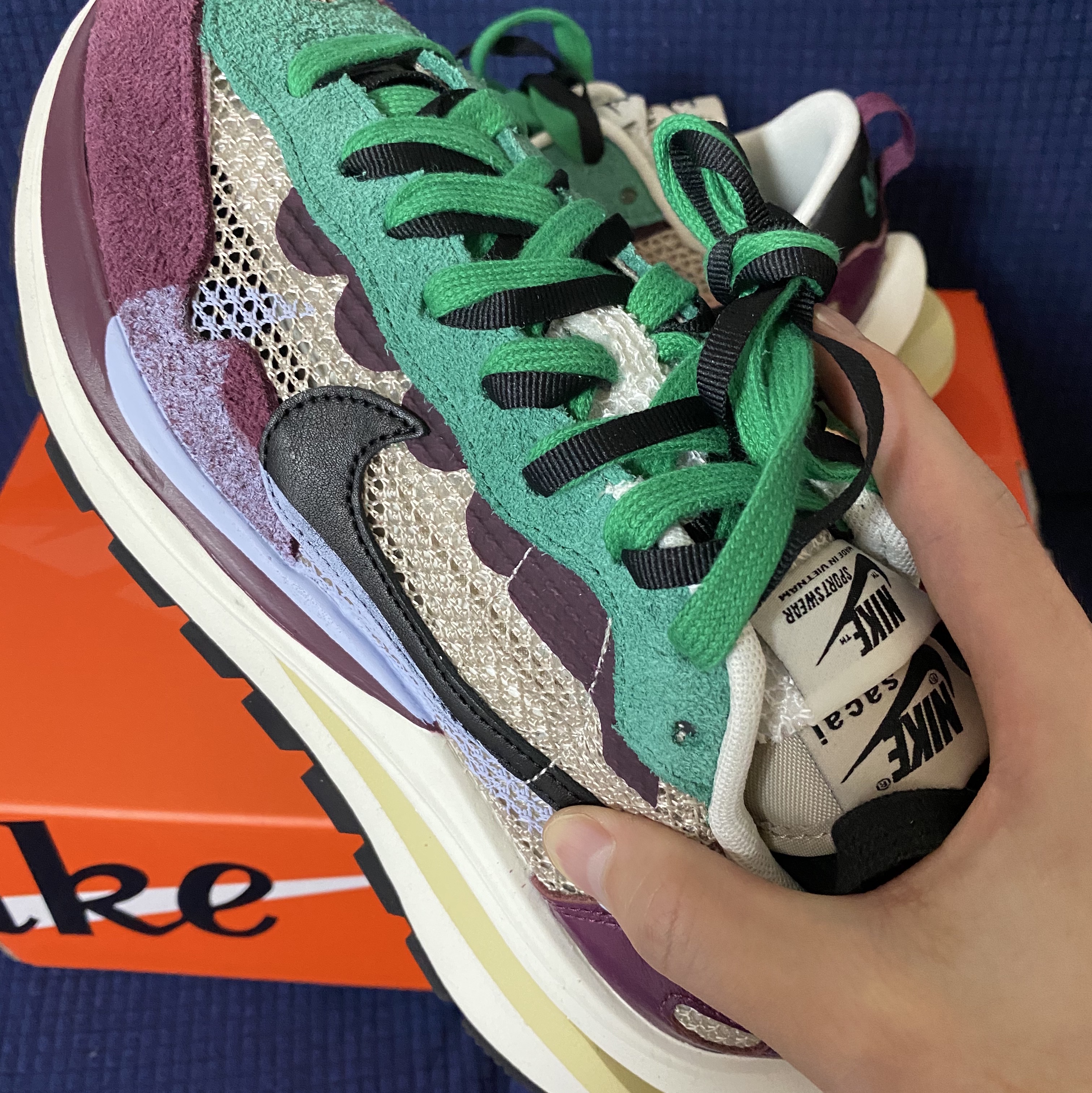 Nike x Sacai VaporWaffle String & Black Villain Red 착용 스타일 - 2