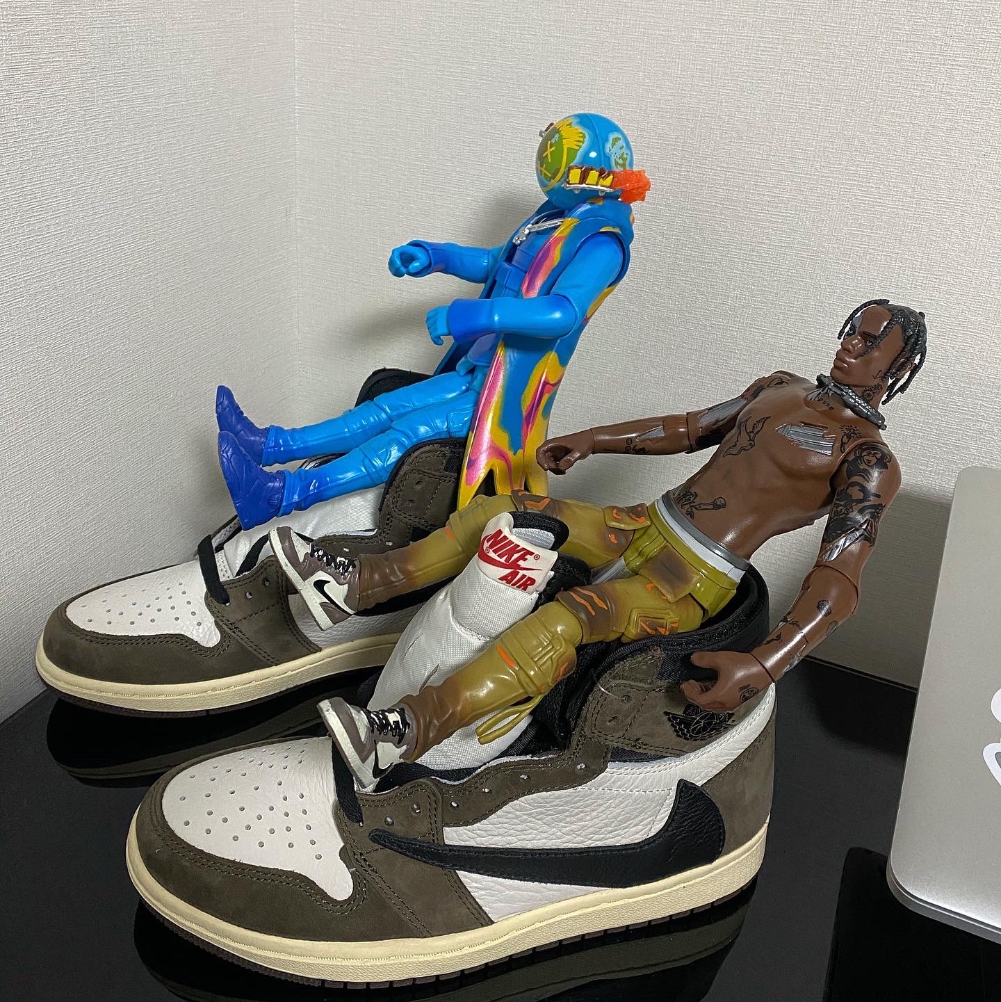 Jordan 1 x Travis Scott Retro High OG SP Mocha 착용 스타일 - 2