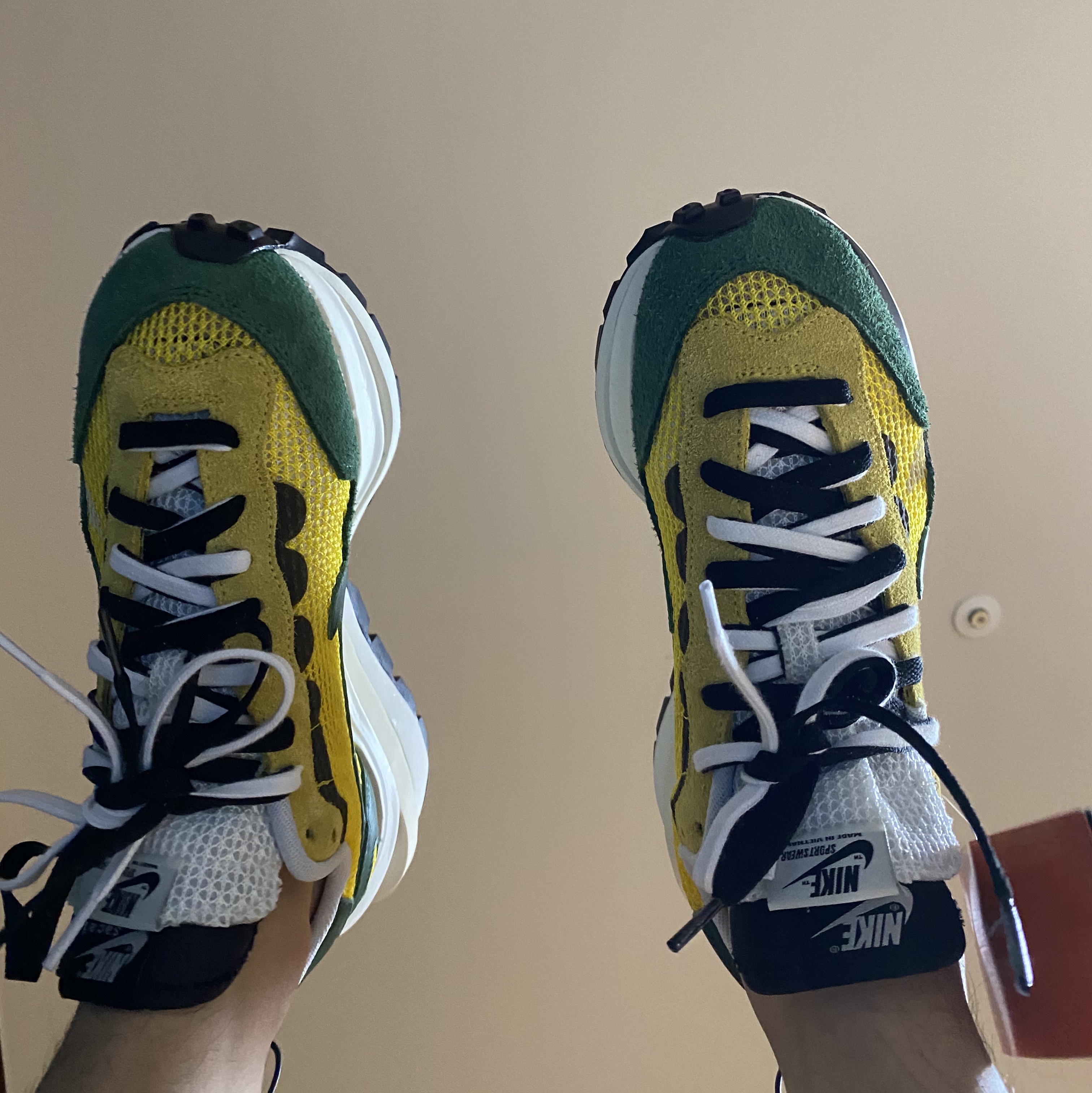 Nike x Sacai VaporWaffle Tour Yellow & Gorge Green Sail 착용 스타일 - 3