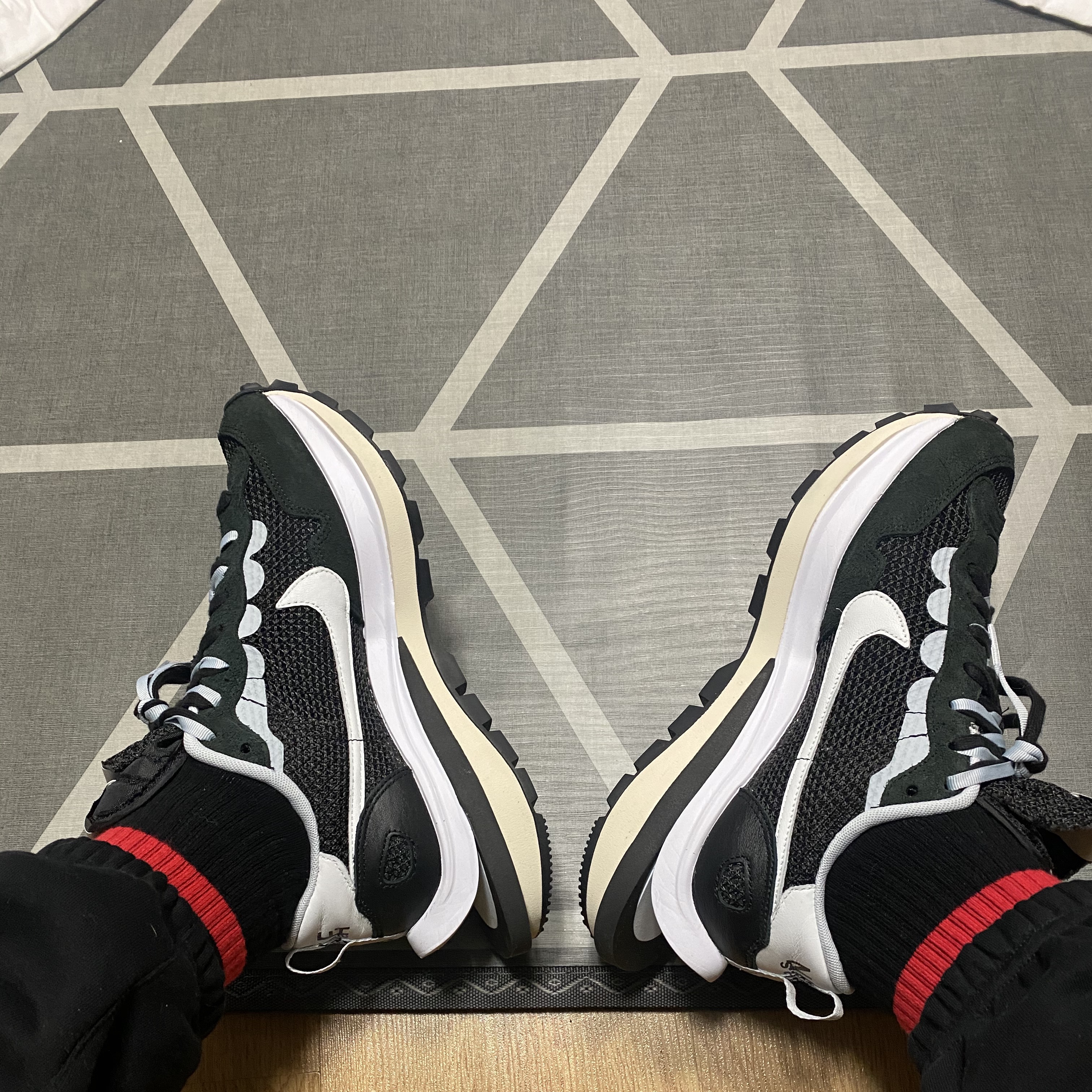 Nike x Sacai VaporWaffle Black White, Essentials Sweatpants Dark Slate/Black 2020 착용 스타일 - 2