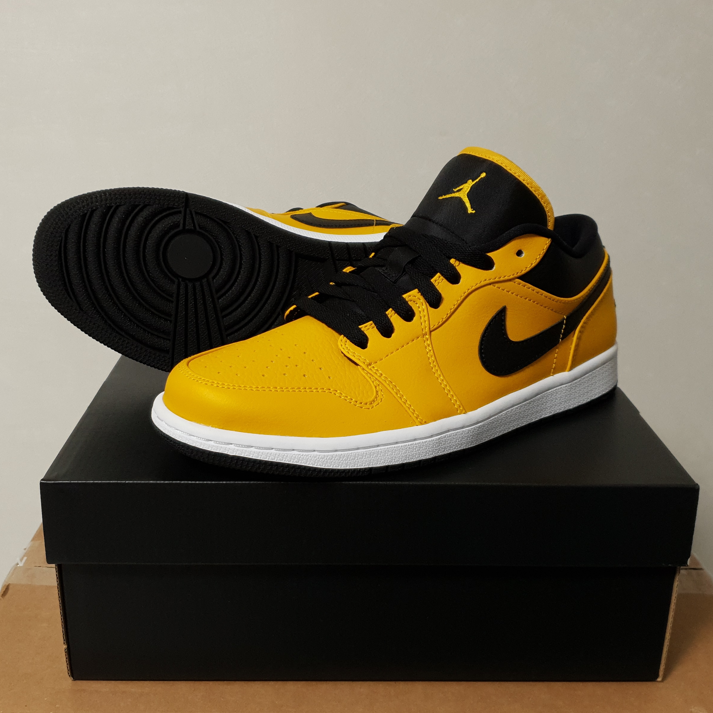 Jordan 1 Low University Gold Black 착용 스타일 - 1