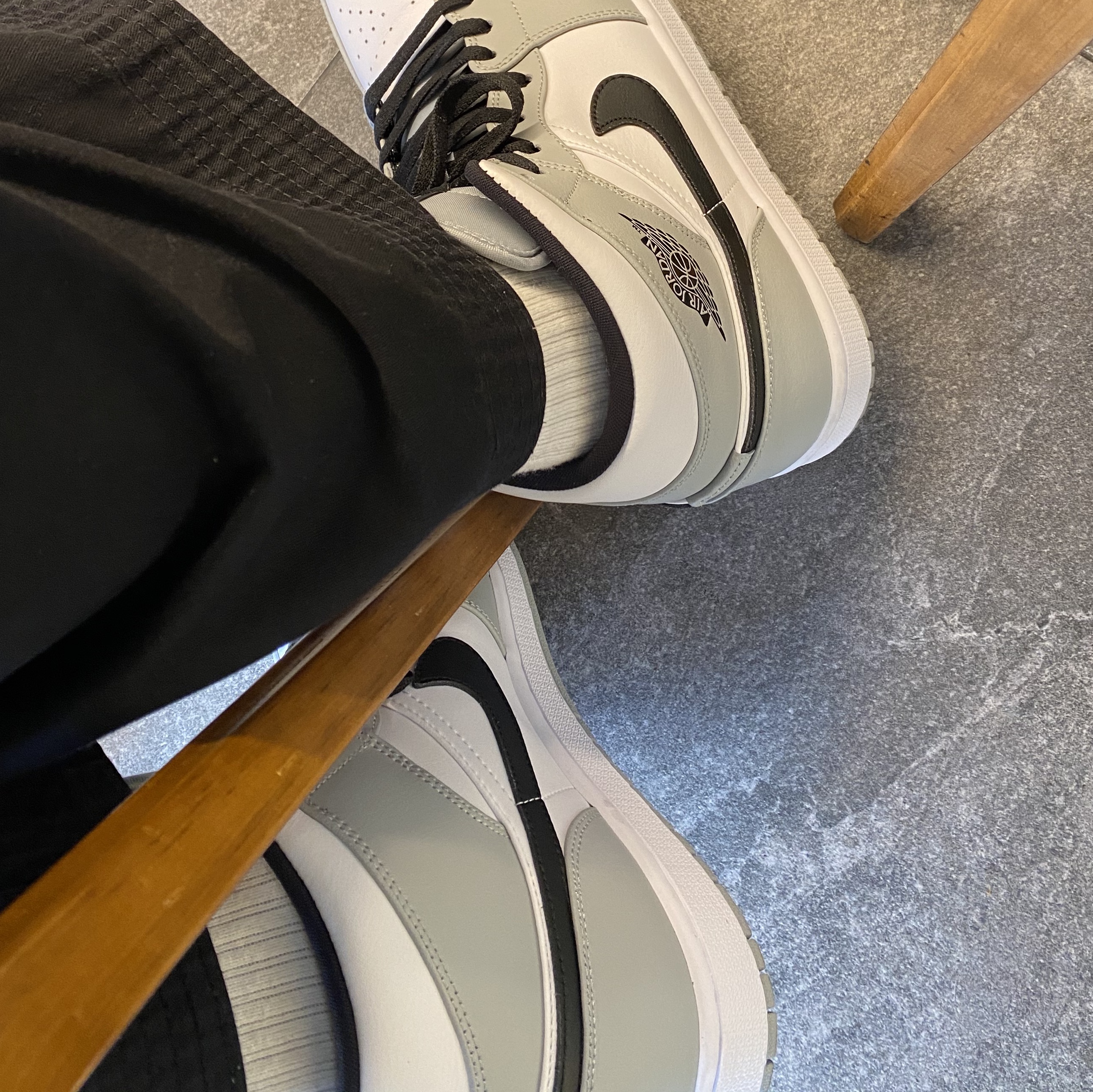 Jordan 1 Mid Light Smoke Grey 착용 스타일