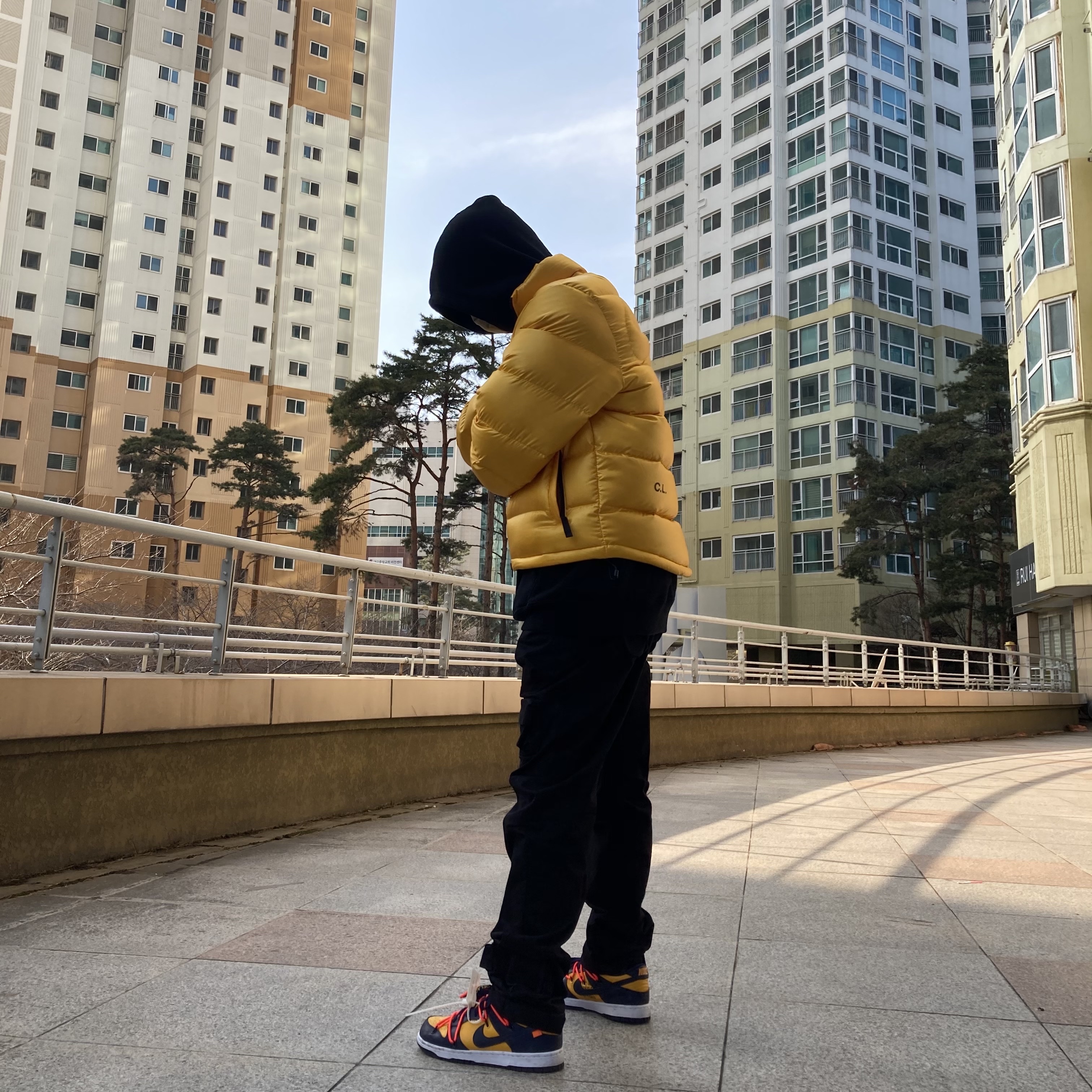 Nike x Drake Nocta Puffer Jacket University Gold - Asia, Jordan 3 x Fragment Retro SP White Black 착용 스타일 - 2