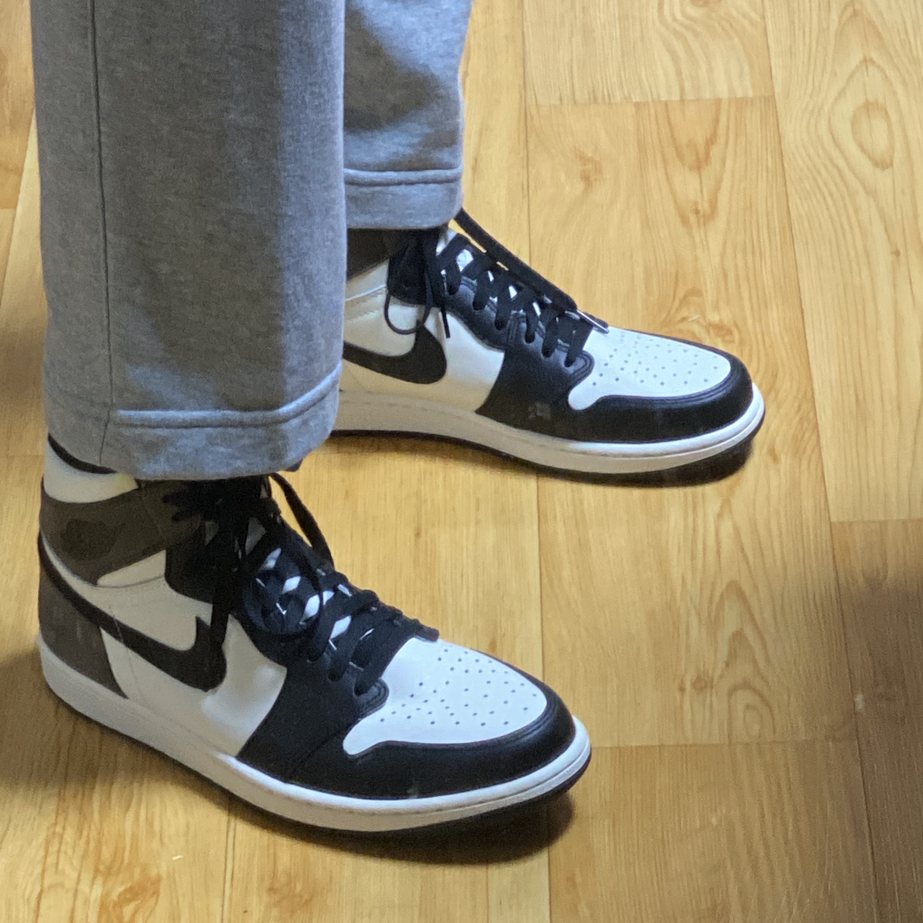 Jordan 1 Retro High OG Black Mocha 착용 스타일 - 2