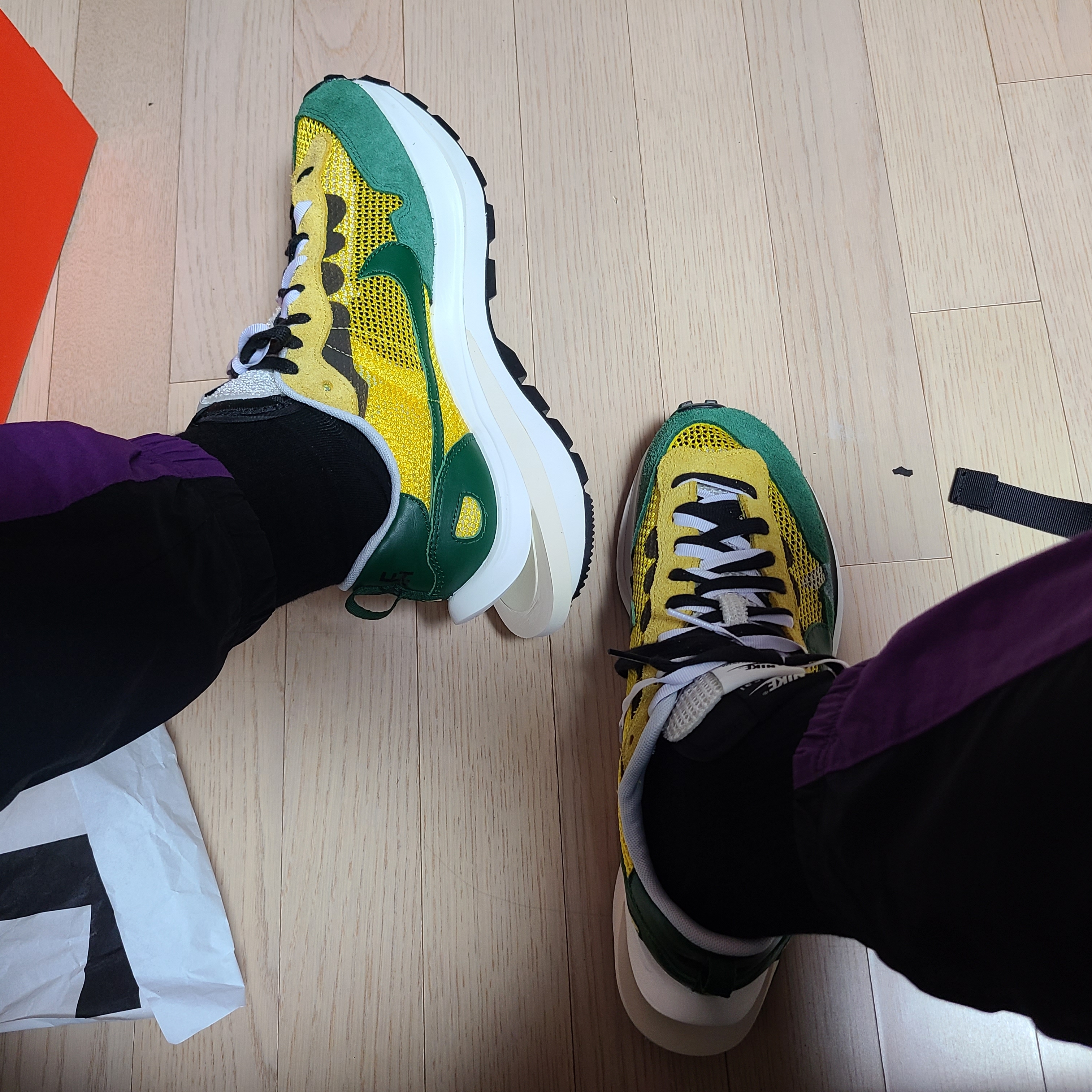 Nike x Sacai VaporWaffle Tour Yellow & Gorge Green Sail 착용 스타일