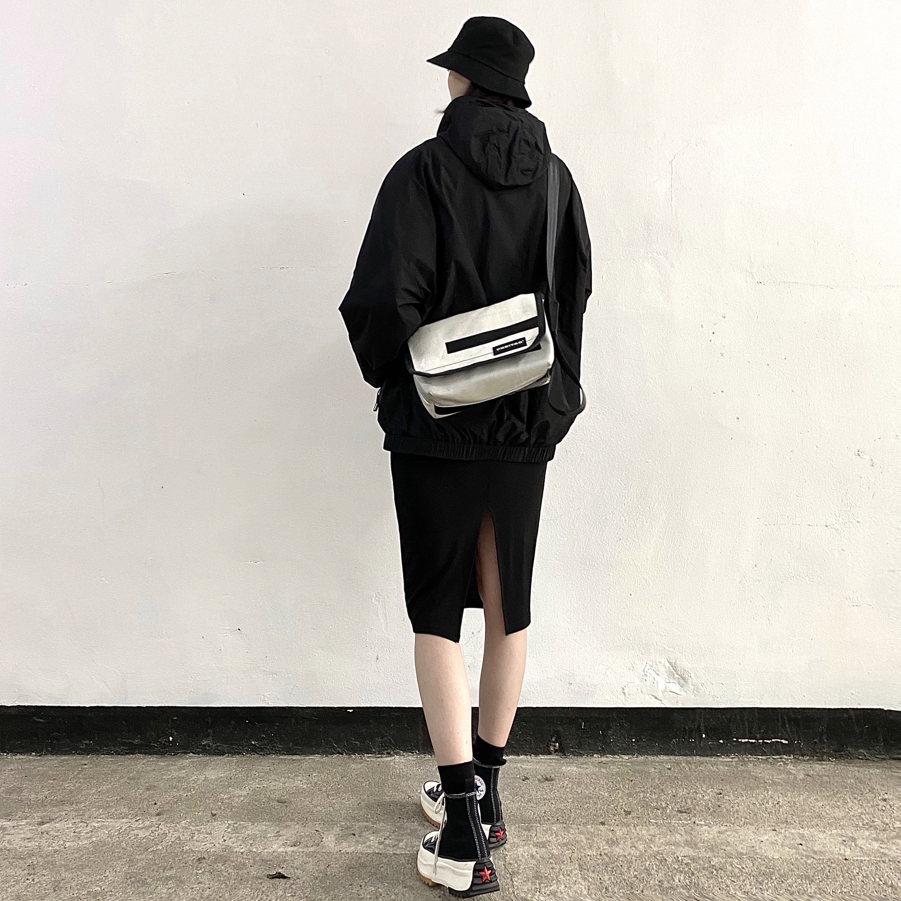 Converse x JW Anderson Run Star Hike Hi Black 착용 스타일 - 2
