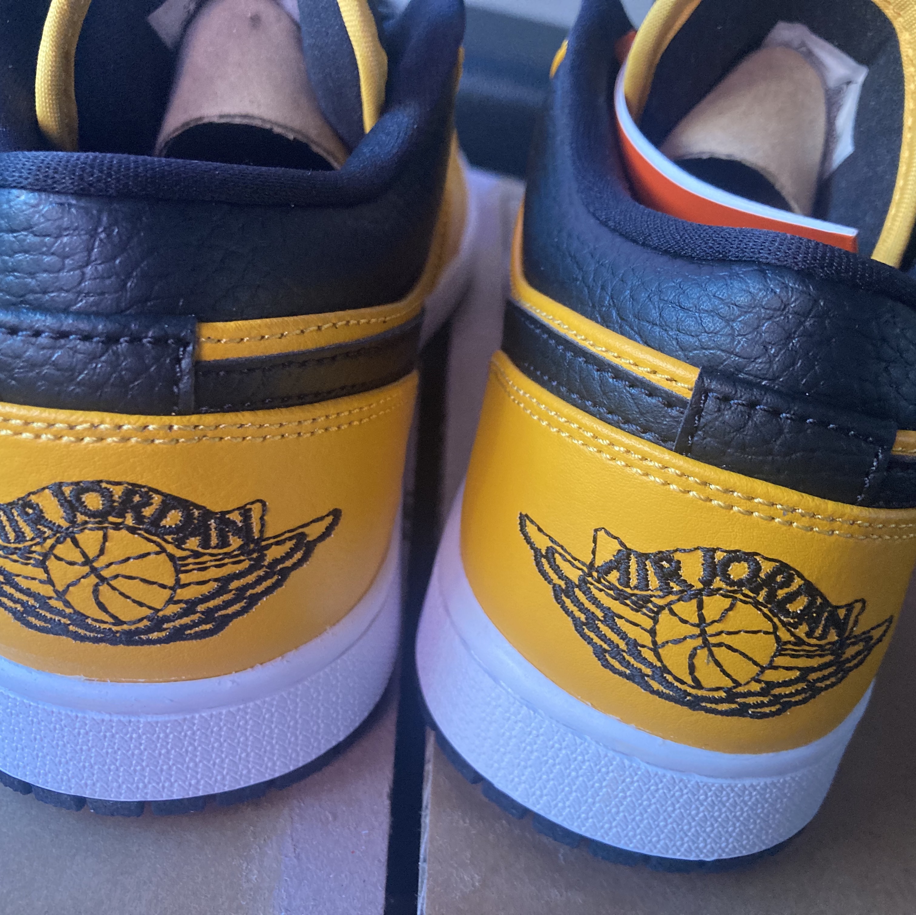 Jordan 1 Low University Gold Black 착용 스타일 - 3