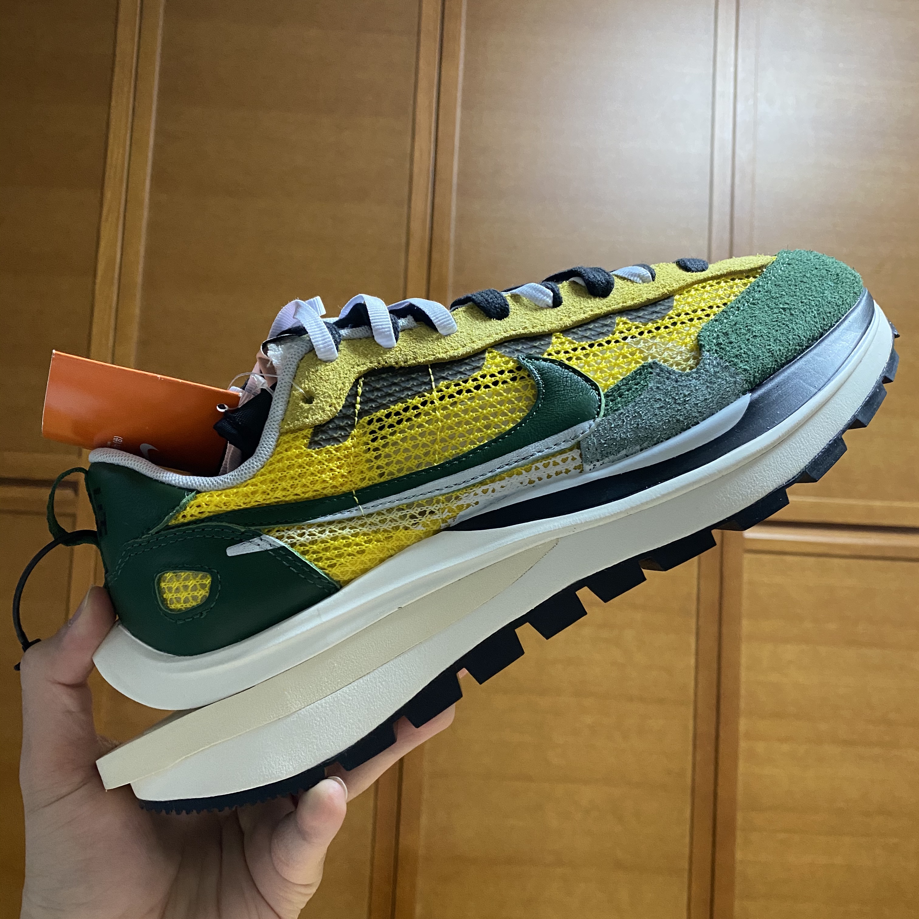 Nike x Sacai VaporWaffle Tour Yellow & Gorge Green Sail 착용 스타일 - 1