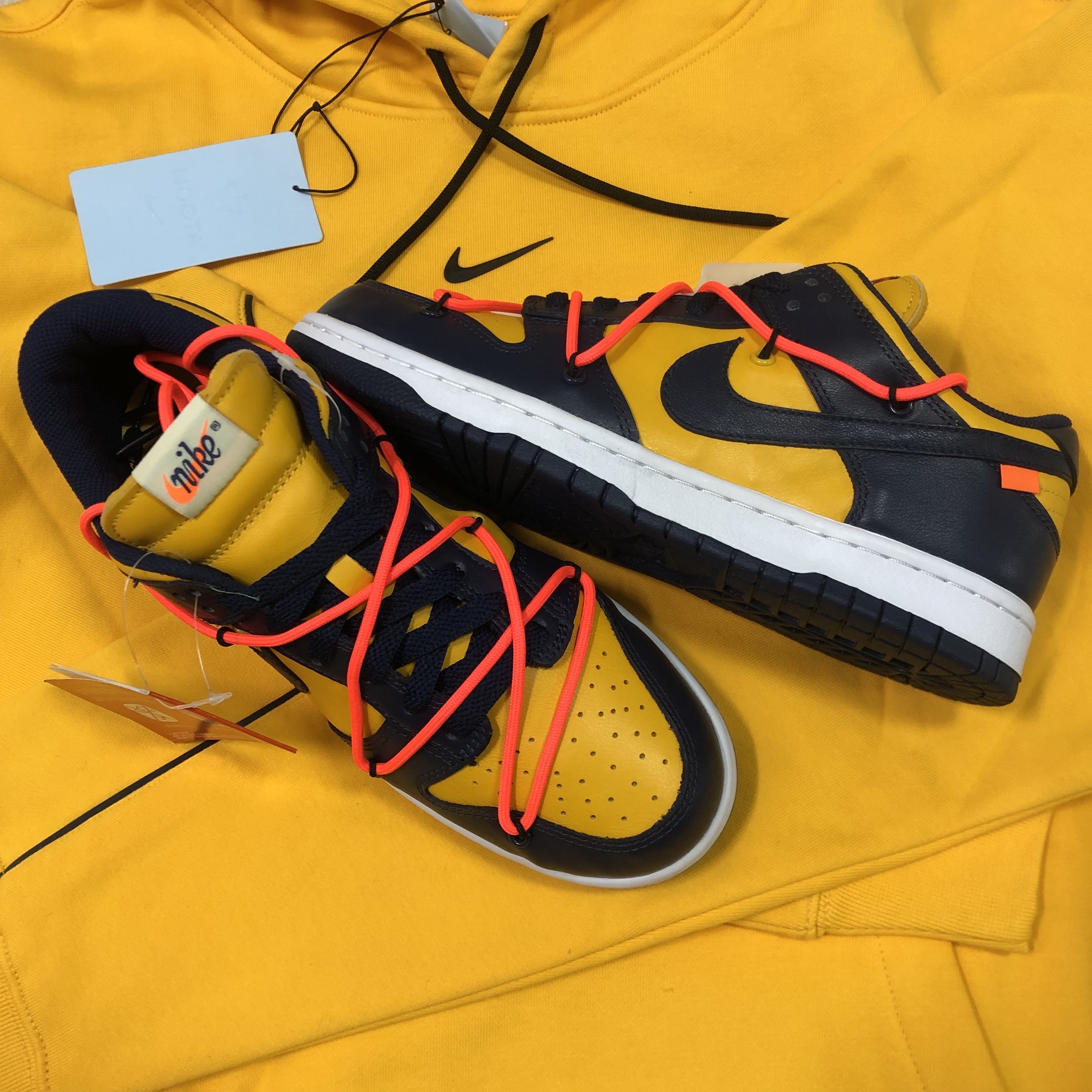 Nike x Drake Nocta Essential Hoodie University Gold - US/EU, Nike x Off-White Dunk Low University Gold Midnight Navy 착용 스타일