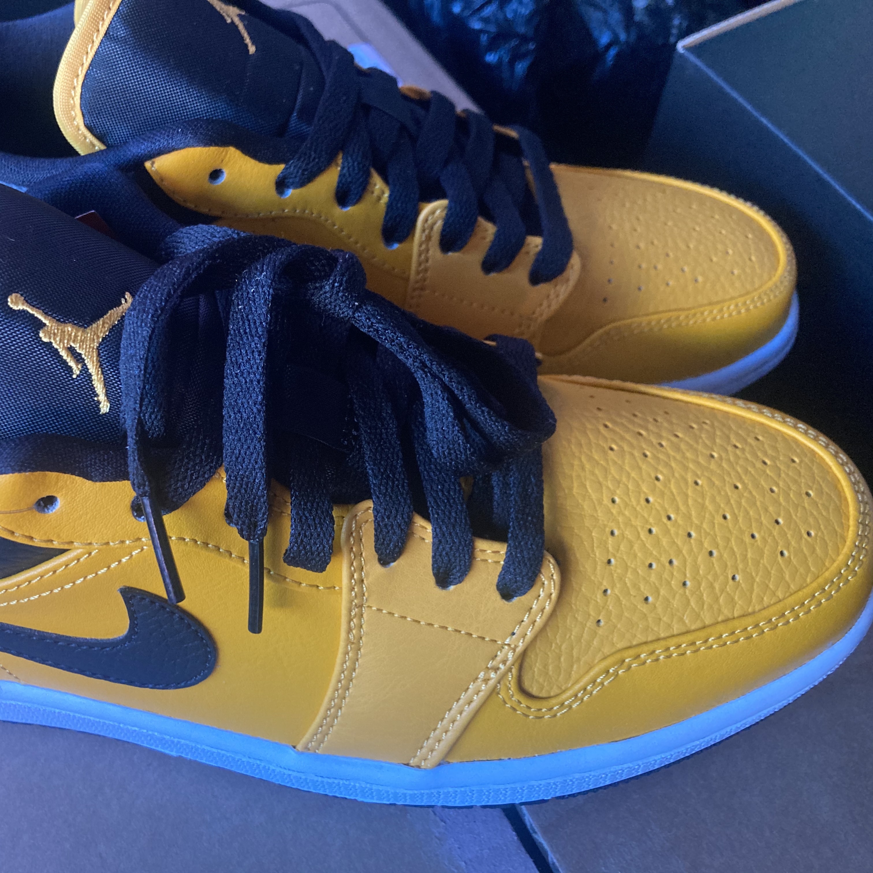 Jordan 1 Low University Gold Black 착용 스타일 - 2