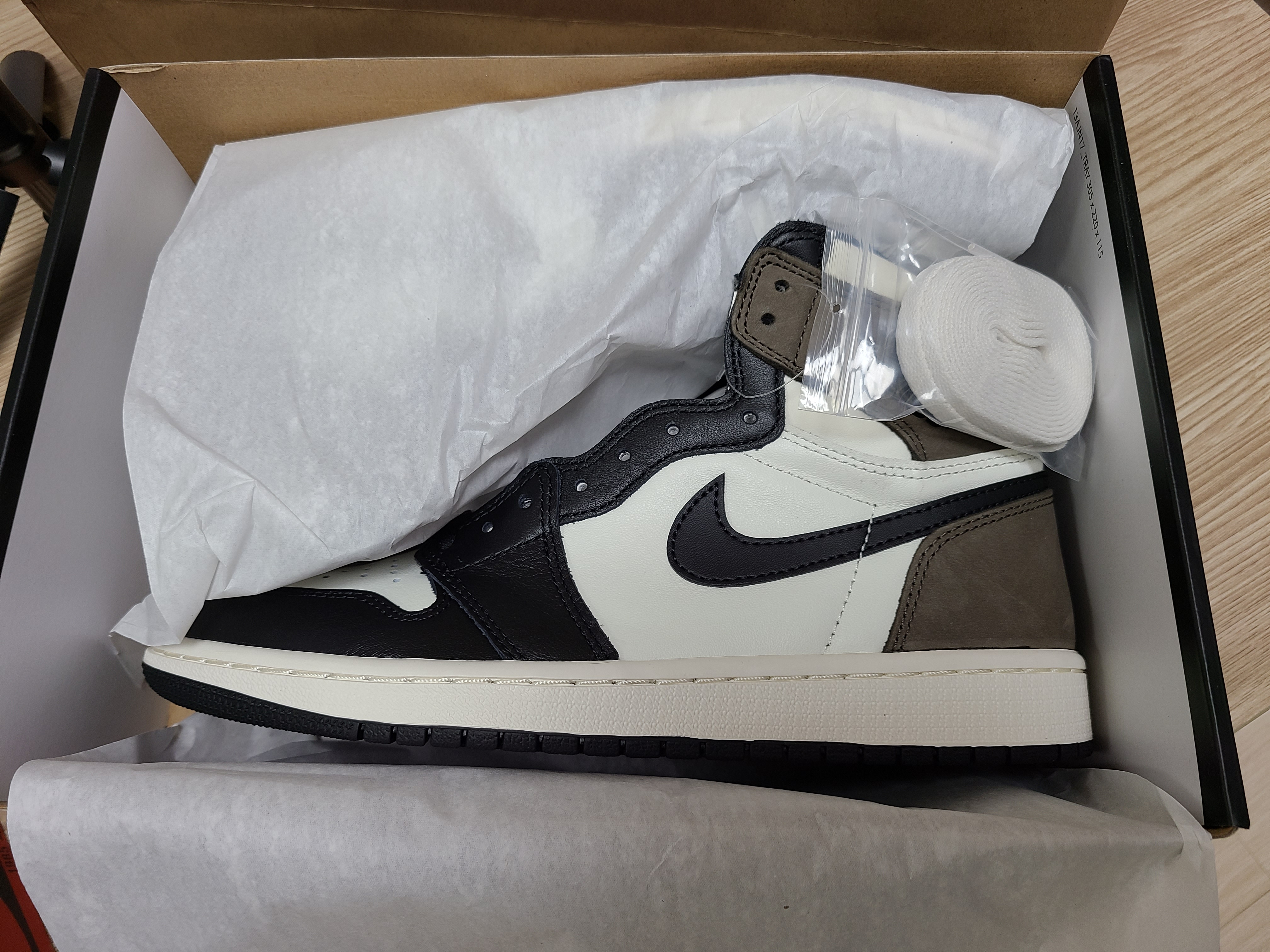 Jordan 1 Retro High OG Black Mocha 착용 스타일