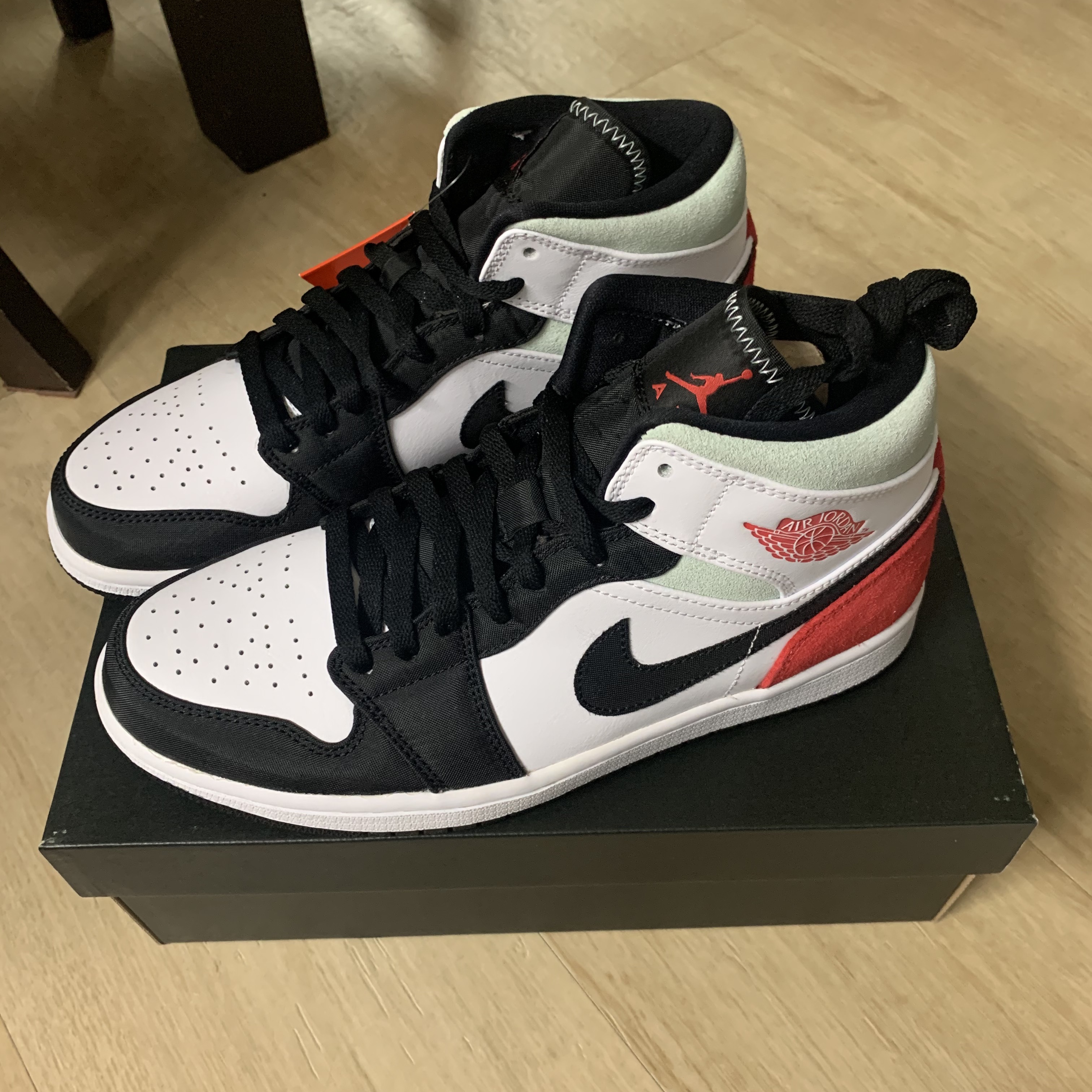 Jordan 1 Mid SE Track Red 착용 스타일