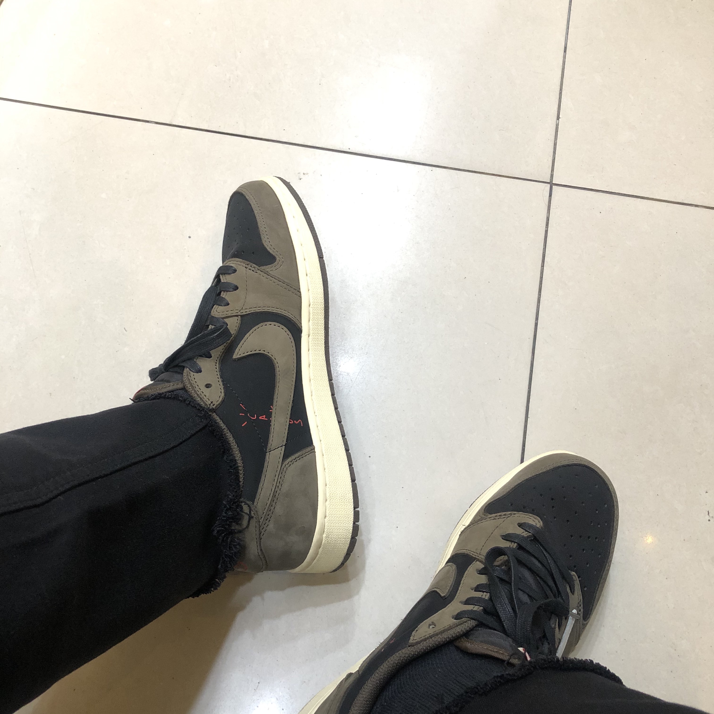 Jordan 1 x Travis Scott Retro Low OG SP Mocha 착용 스타일