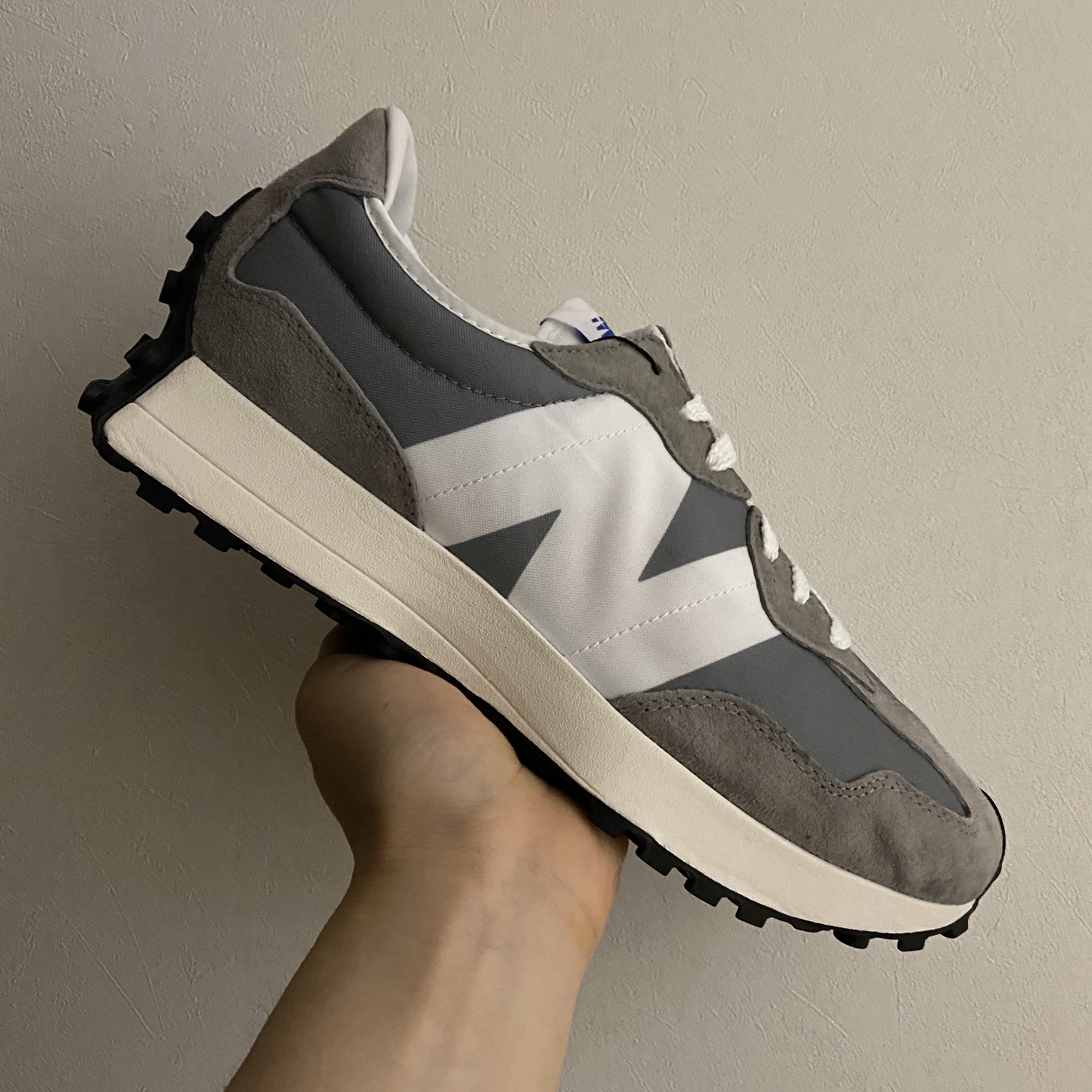 New Balance 327 Grey, New Balance 327 Black 착용 스타일 - 1