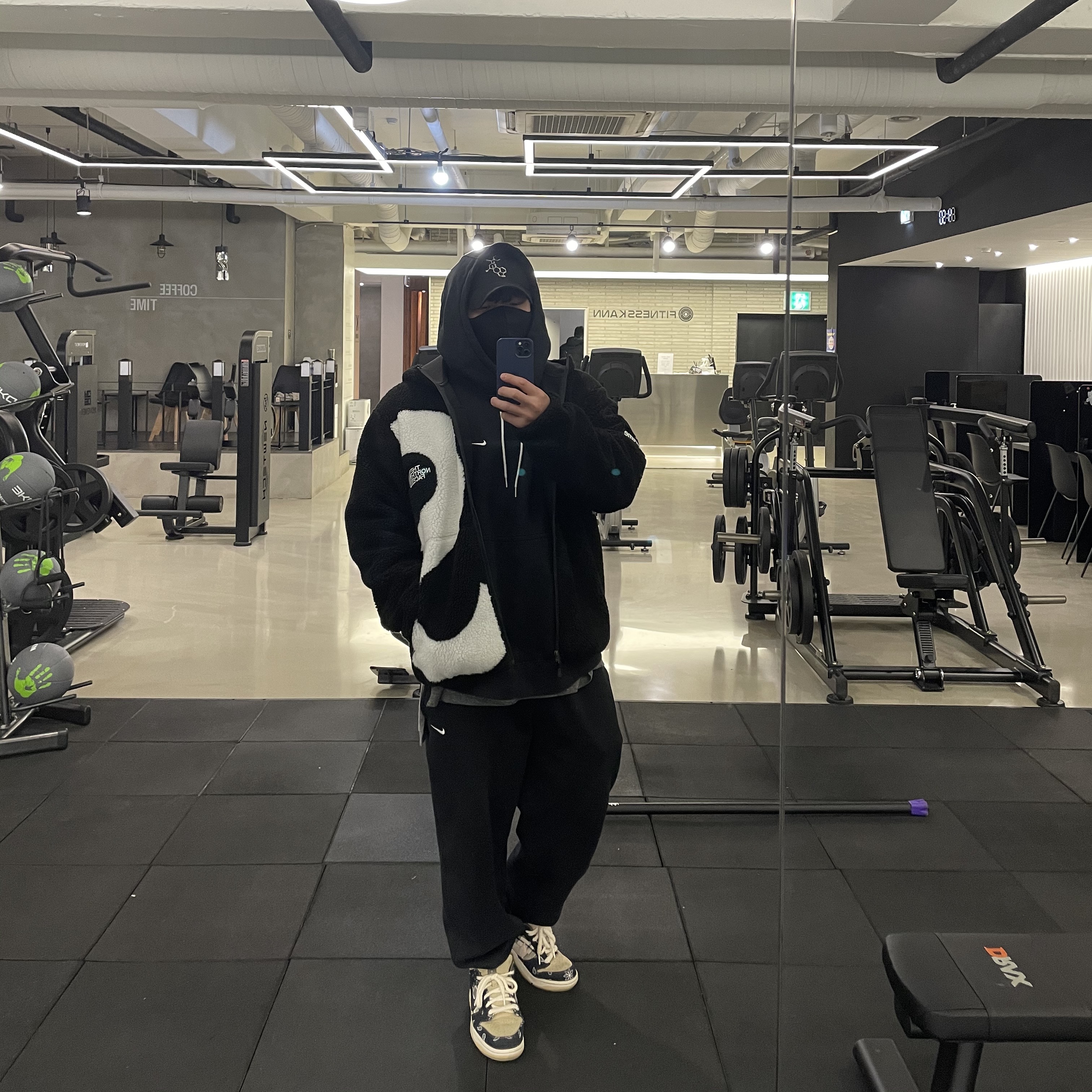 Nike x Travis Scott SB Dunk Low, Supreme x The North Face S Logo Hooded Fleece Jacket Black - 20FW 착용 스타일