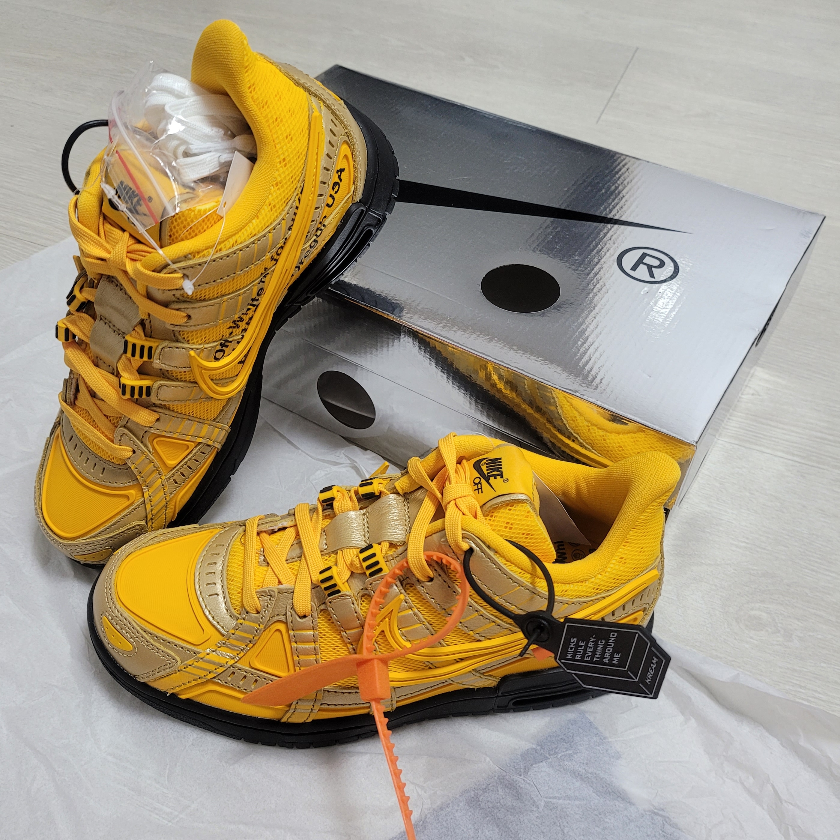 Nike x Off-White Air Rubber Dunk University Gold 착용 스타일